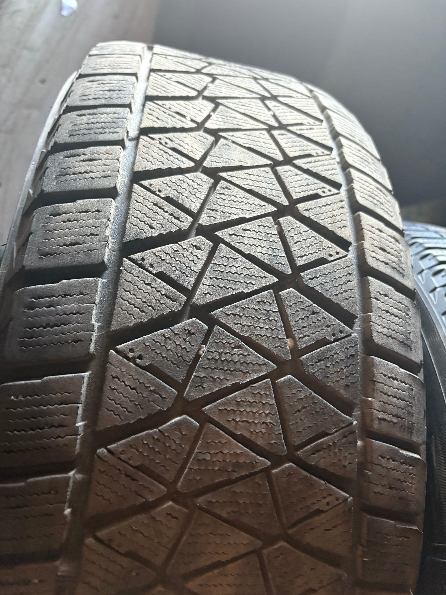 1 pneus d hiver 235/65r17 Bridgestone