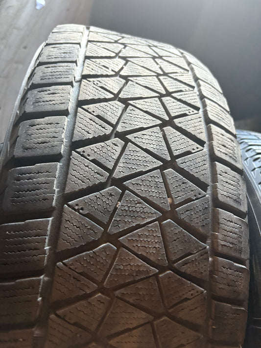 1 pneus d hiver 235/65r17 Bridgestone