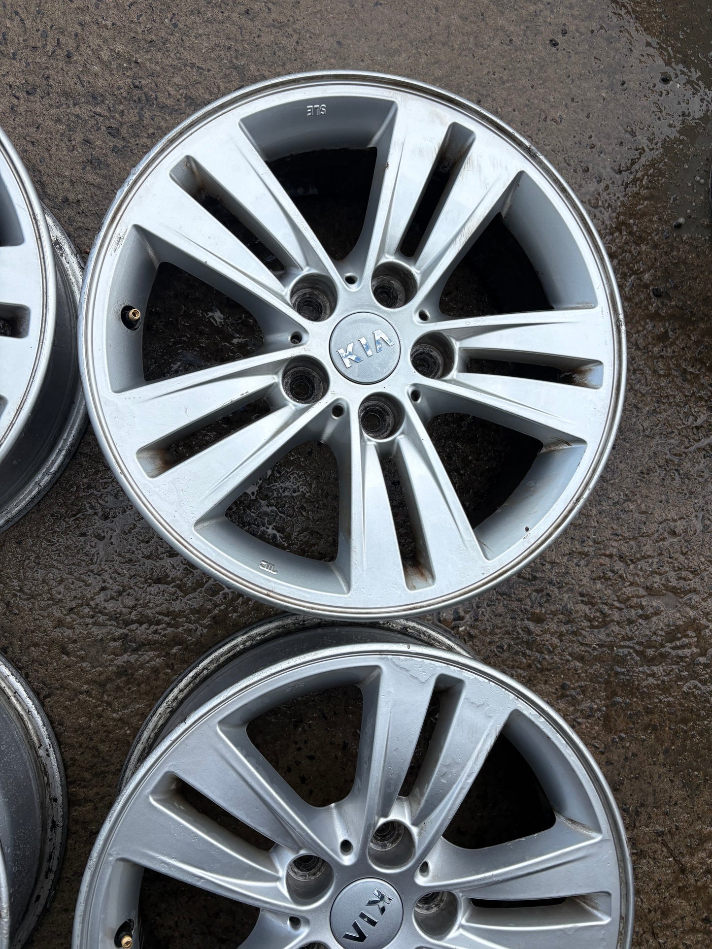 4 mags kia 16 pouces 5x114.3 en bon etat