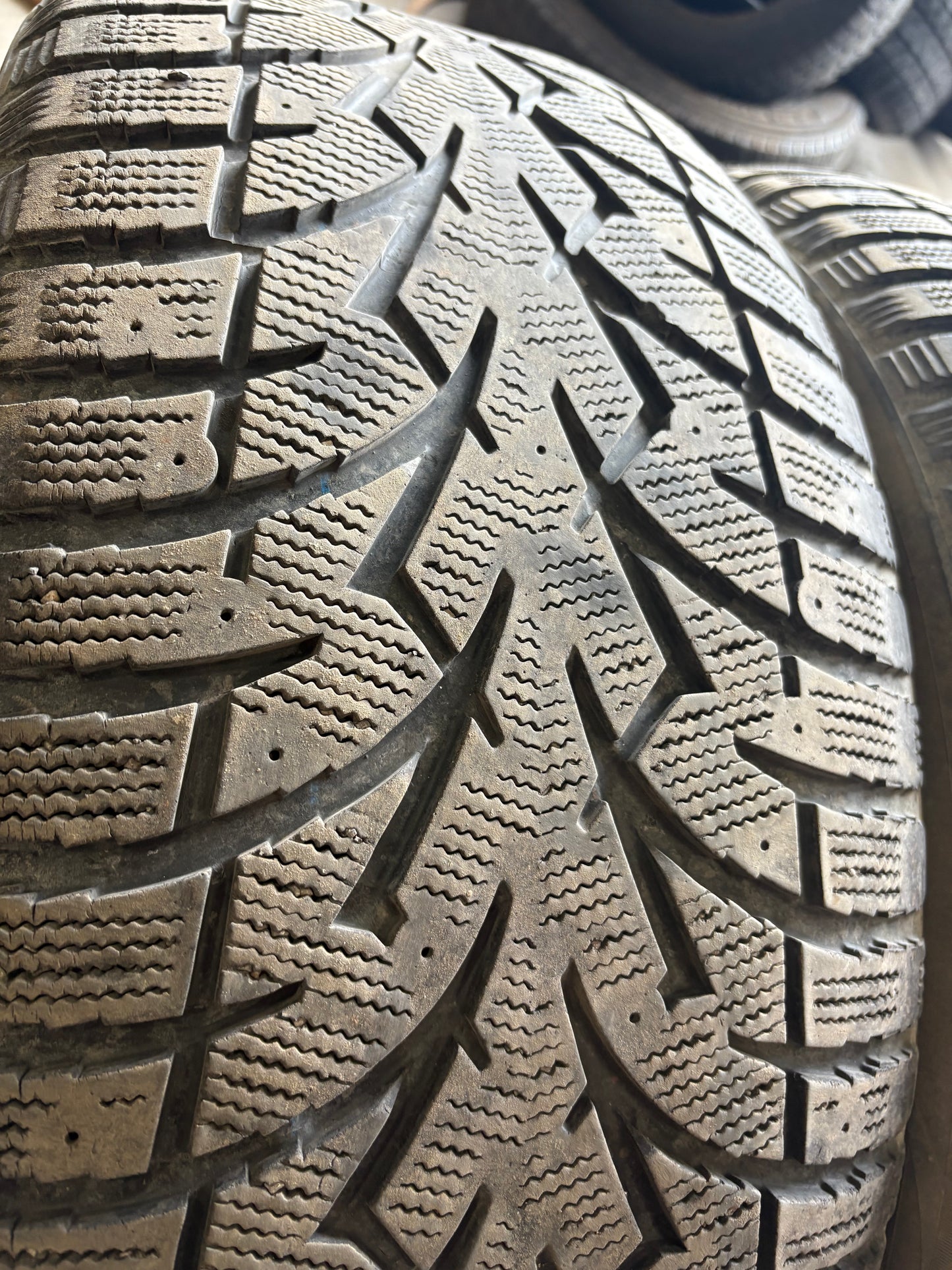2 pneus d hiver 285/45r22 toyo en bon etat