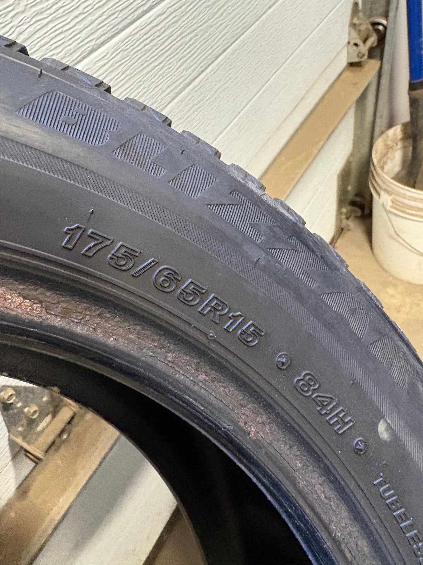 4 pneus d hiver 175/65r15 bridgestone en tres bon état