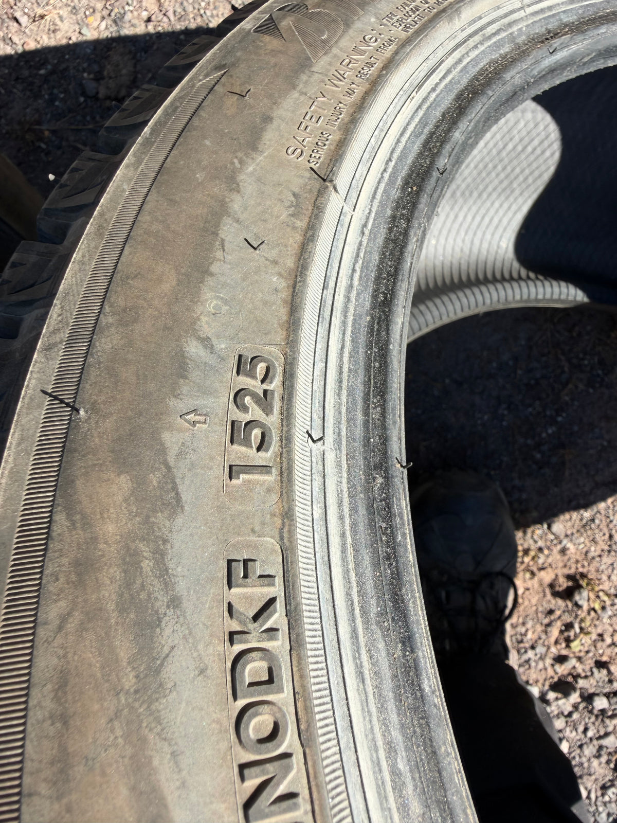 4 pneus d hiver 245/45r19 Bridgestone a l état neuf