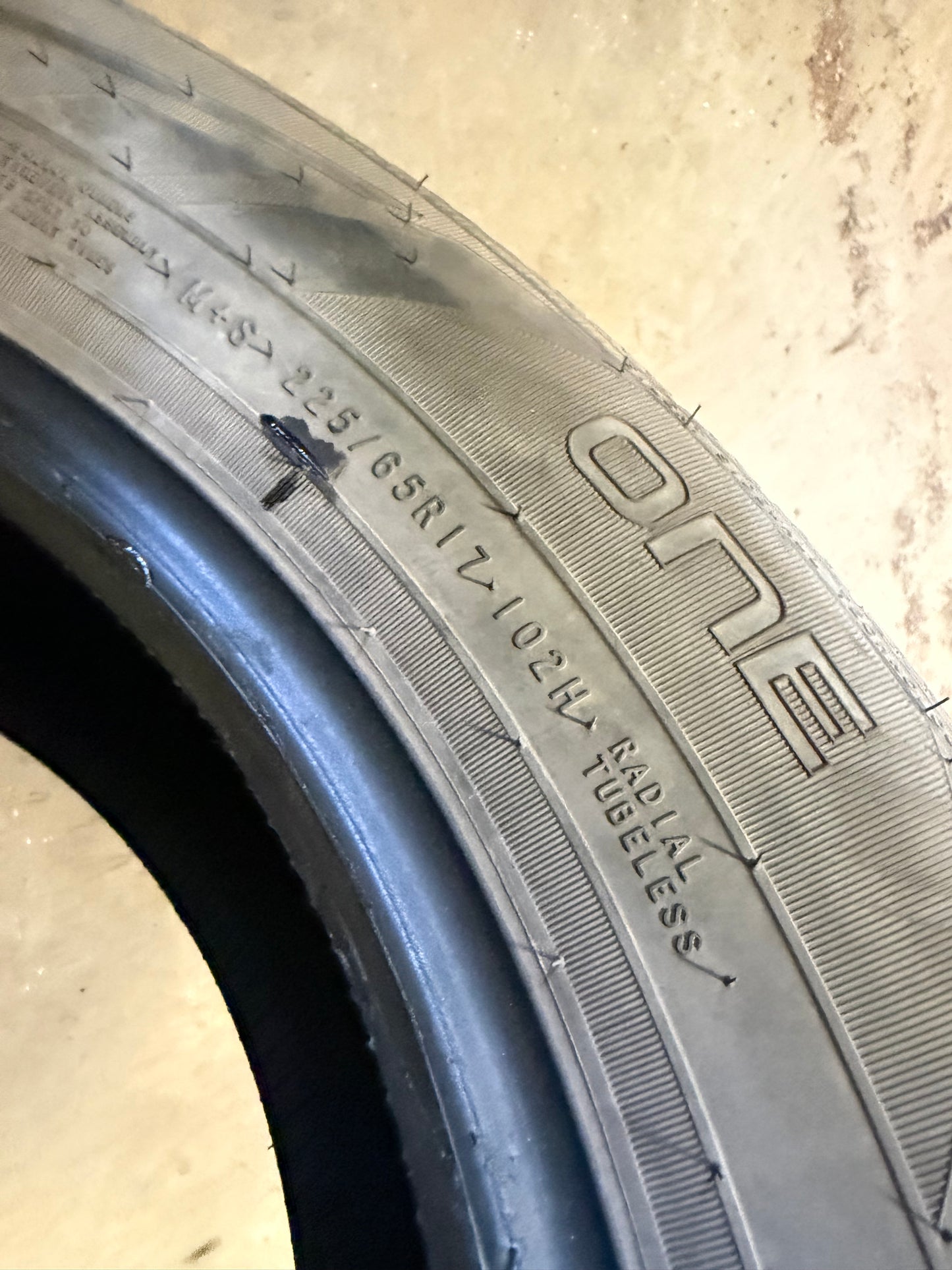4 pneus d ete 225/65r17 nokian en bon état