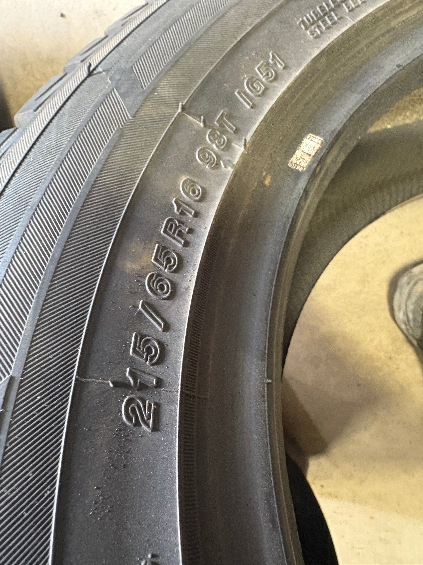 4 pneus d hiver 215/65r16 Yokohama a l etat neuf