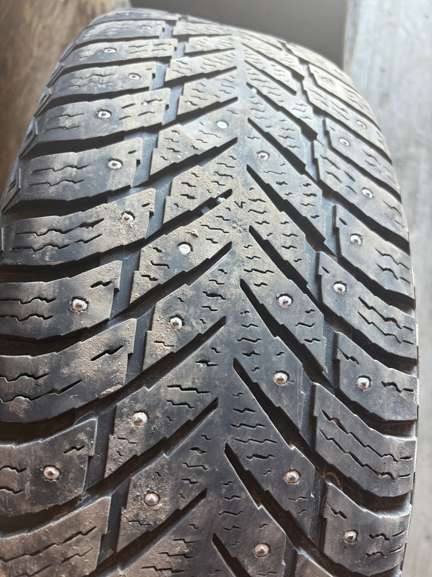 1 pneus d hiver 235/65r18 nokian a clou en bon etat
