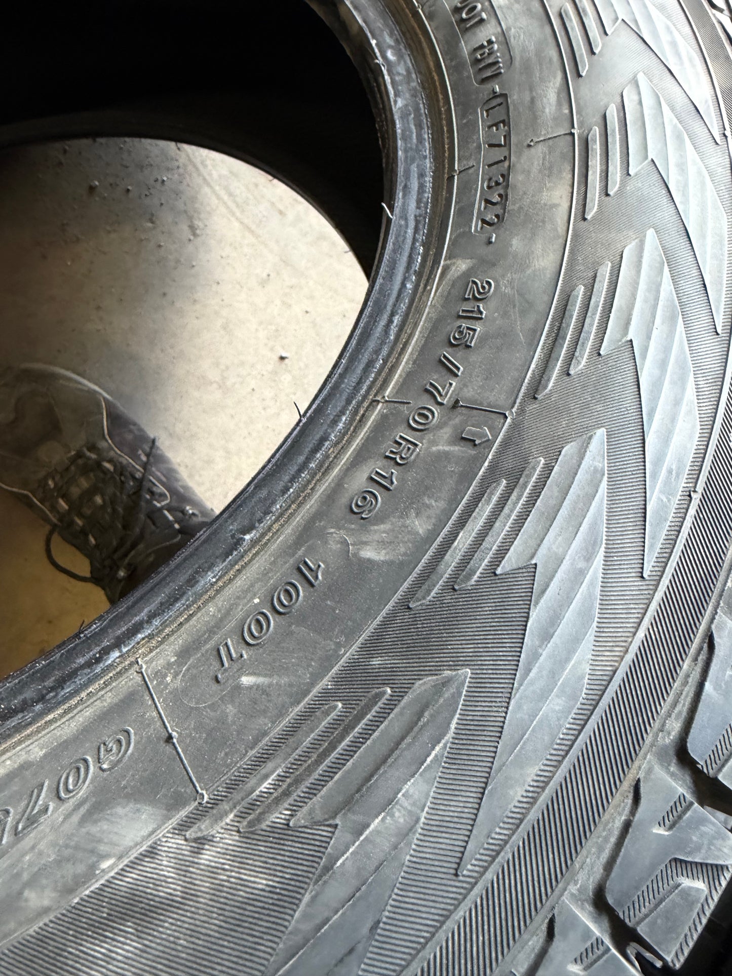 4 pneus d hiver 215/70r16 Yokohama en tres bon état
