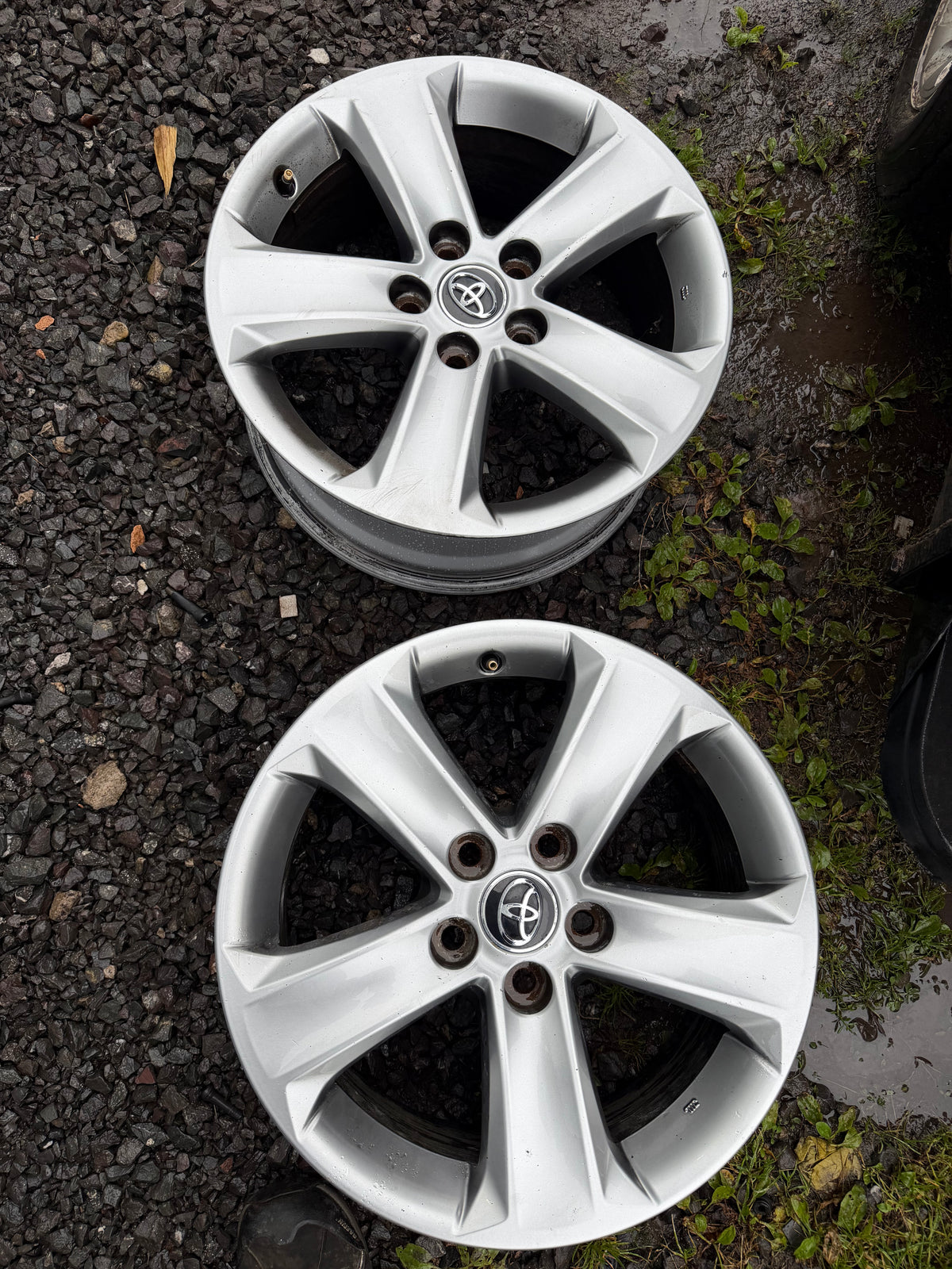 2 mags toyota 17 pouces 5x114.3 a l état neuf