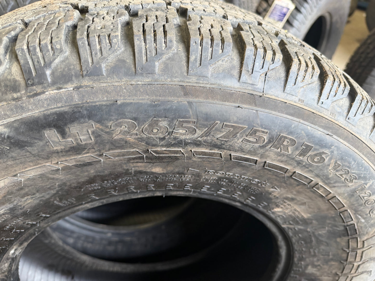 2 pneus d hiver lt 265/75r16 nokian 10 plies en tres bon état