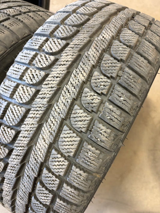 2 pneus d hiver 225/40r18 maxtrek en bon état