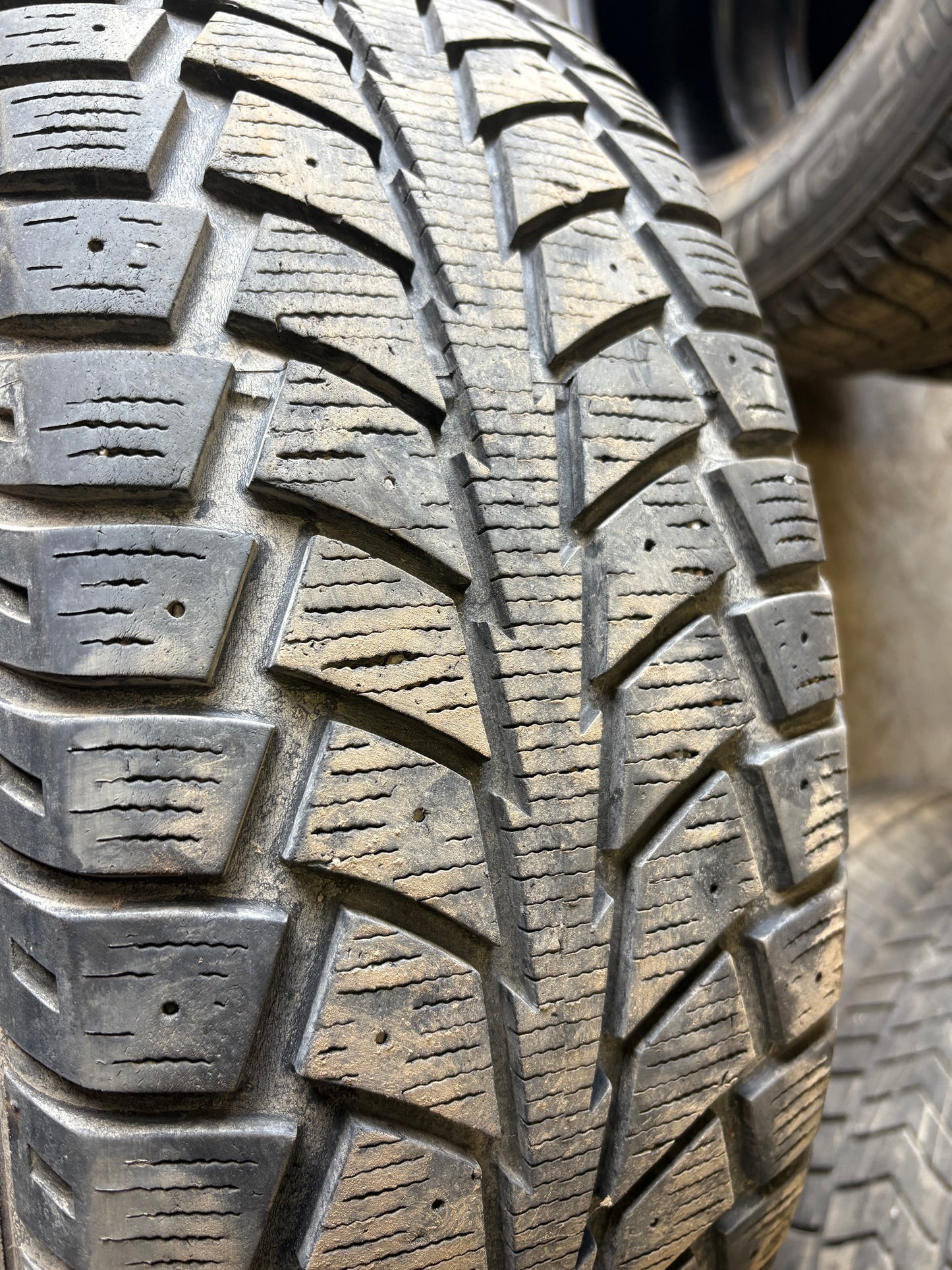 2 pneus d hiver 215/65r16 uniroyal en tres bon état