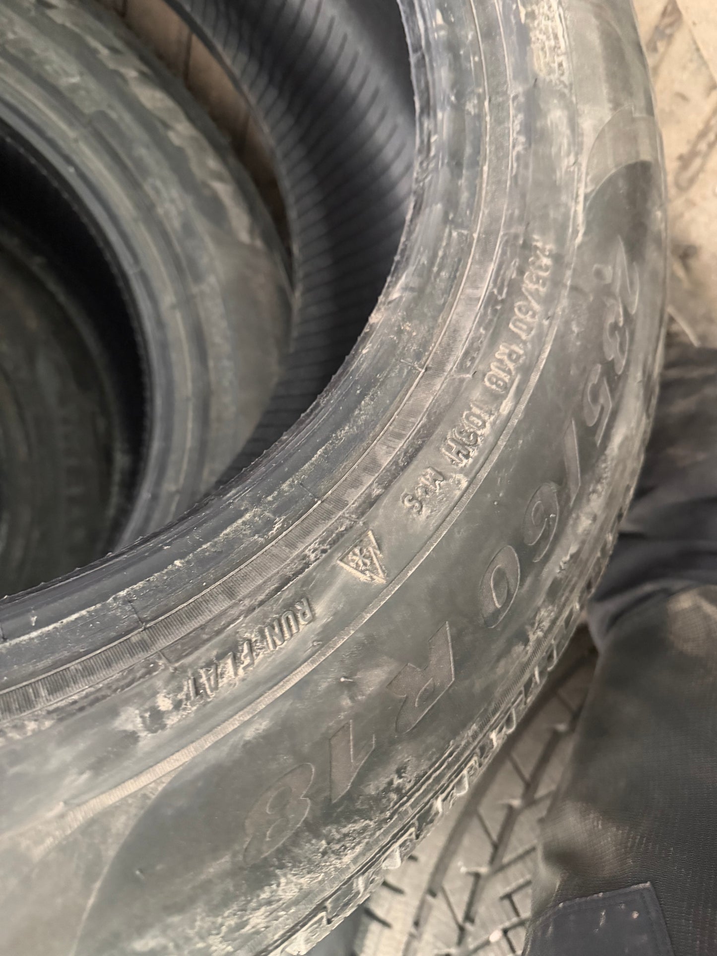 4 pneus d hiver 235/60r18 Pirelli run flat