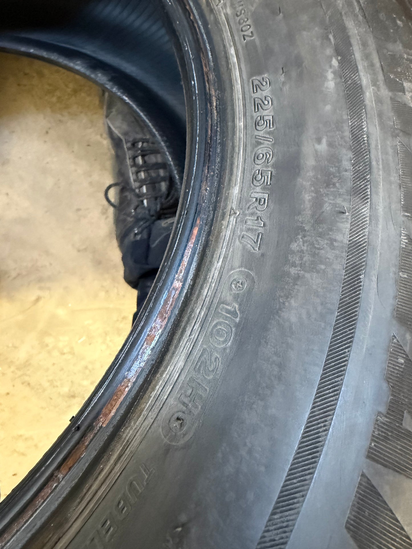 4 pneus d hiver 225/65r17 Bridgestone en bon état