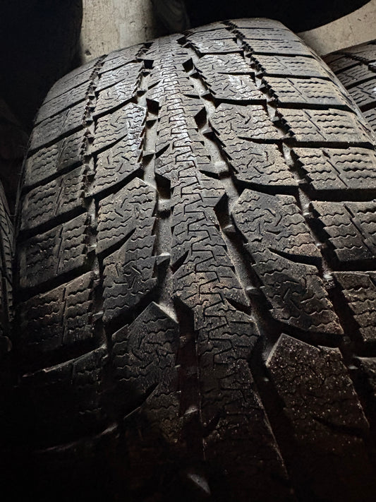2 pneus d hiver 215/55r17 toyo