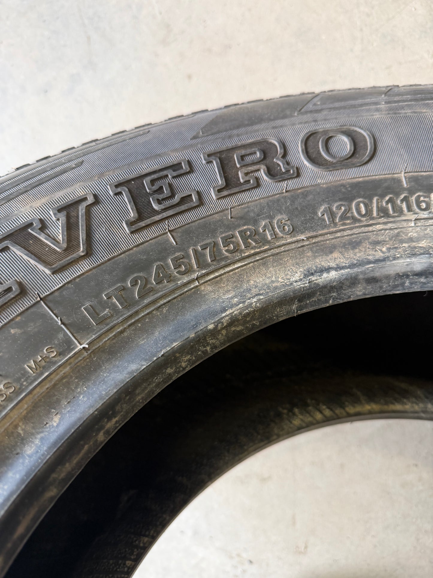 1 pneu d ete lt 245/75r16 gt radial 10 plies en tres bon état