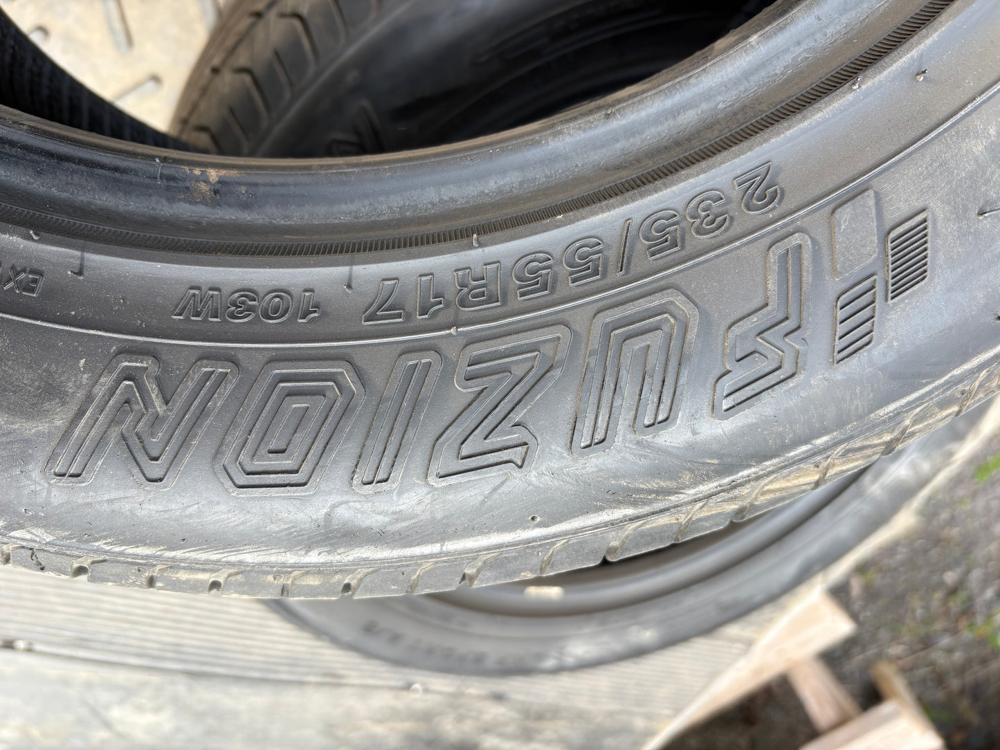 4 pneus d ete 235/55r17 fuzion en bon etat