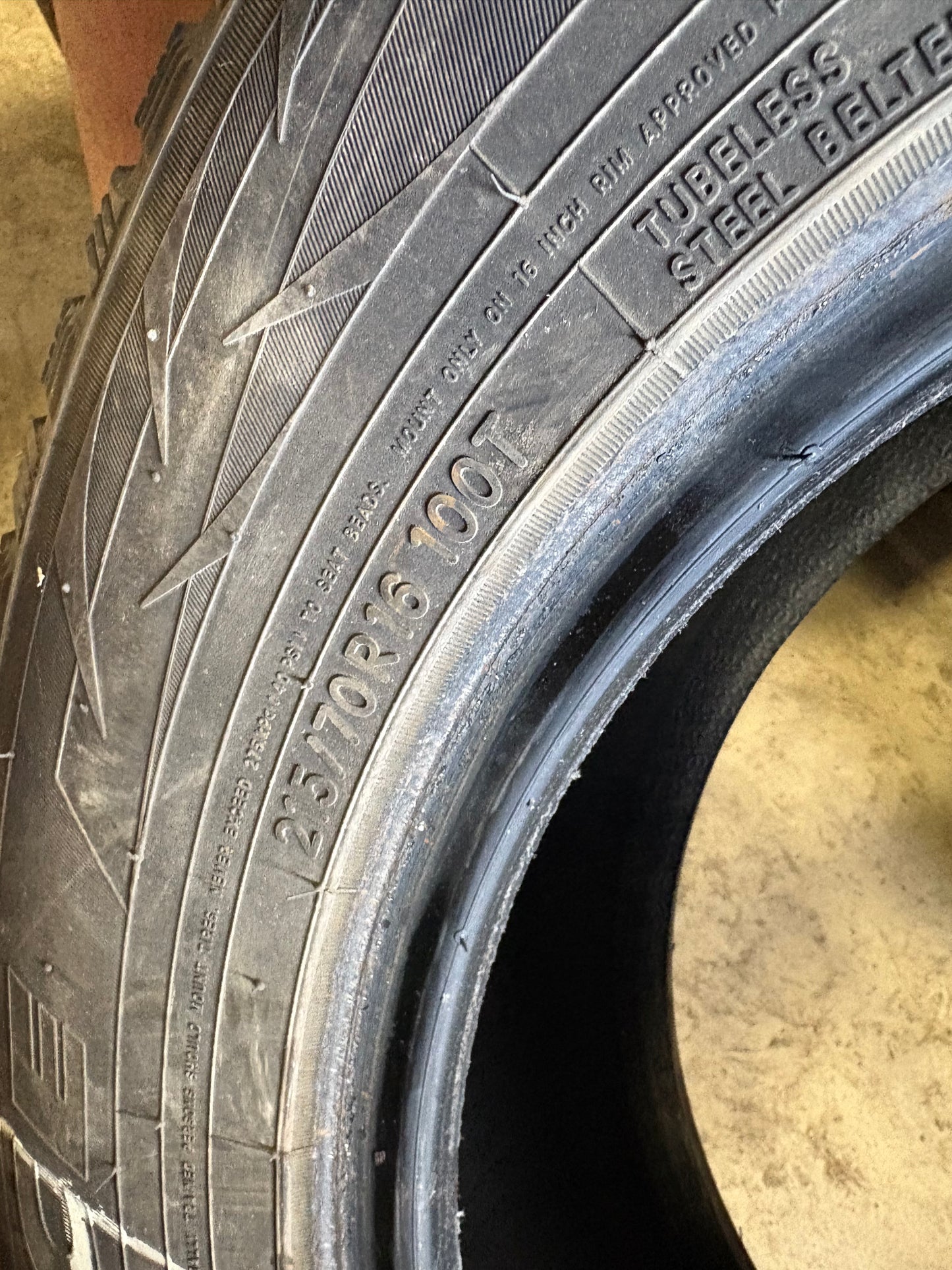 2 pneus d hiver 215/70r16 toyo