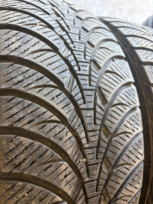 4 pneus d hiver 235/60r17 good year en bon etat