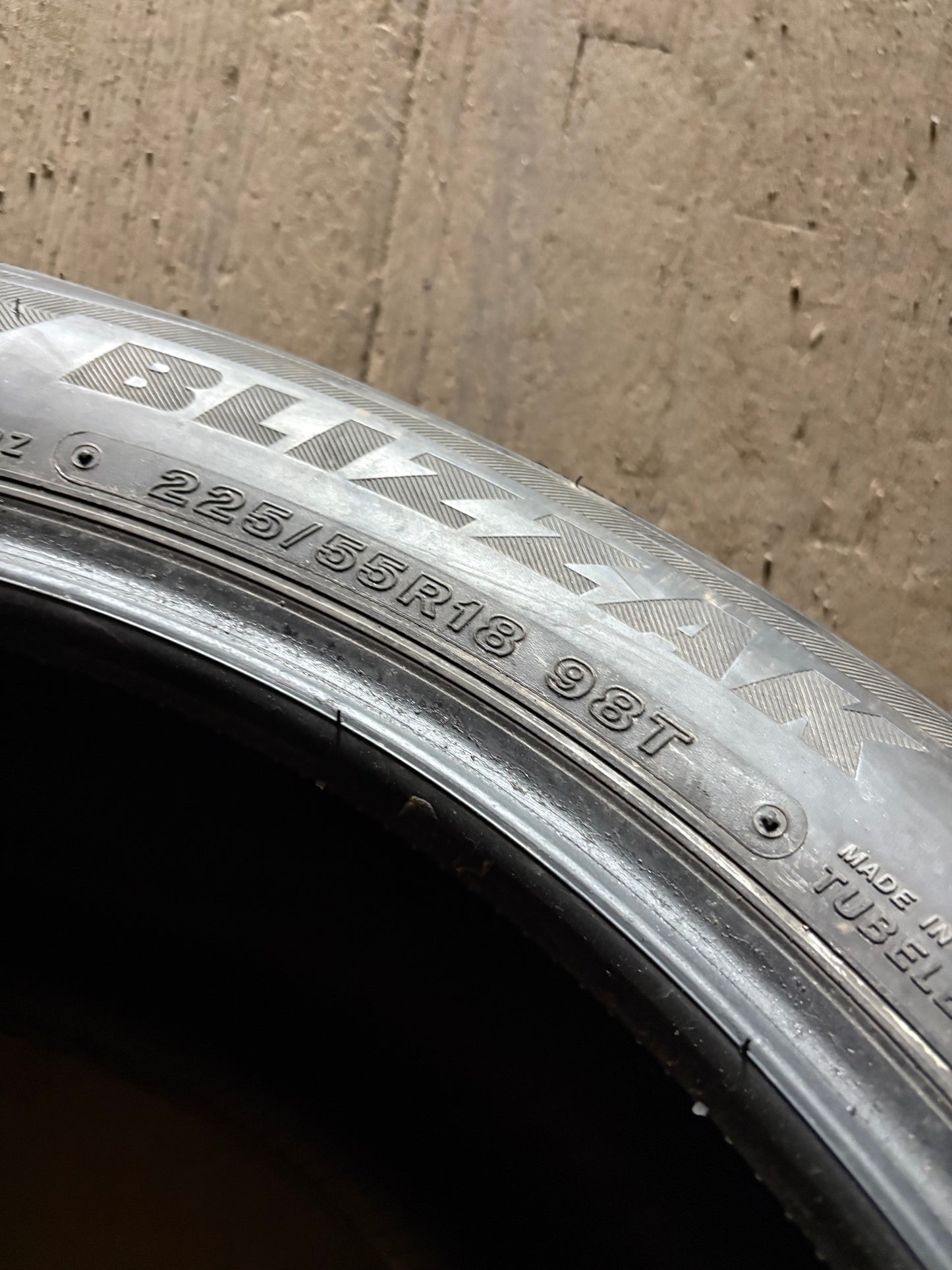 2 pneus d hiver 225/55r18 Bridgestone a l etat neuf