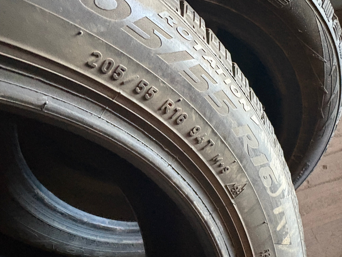 1 pneu d hiver 205/55r16 pirelli en bon etat