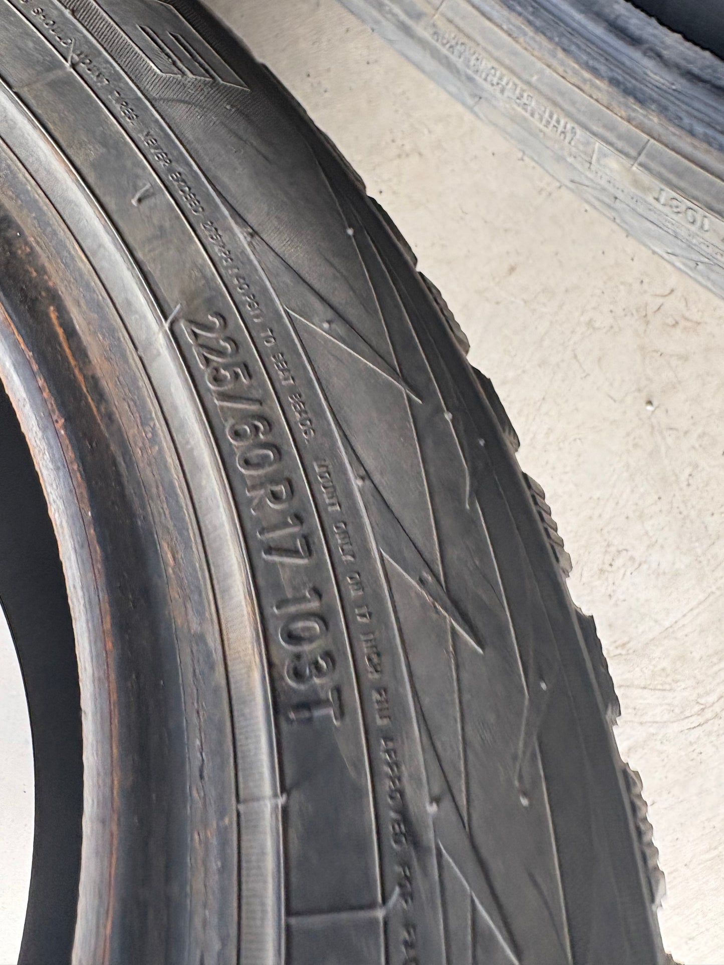 4 pneus d hiver 225/60r17 toyo a clou