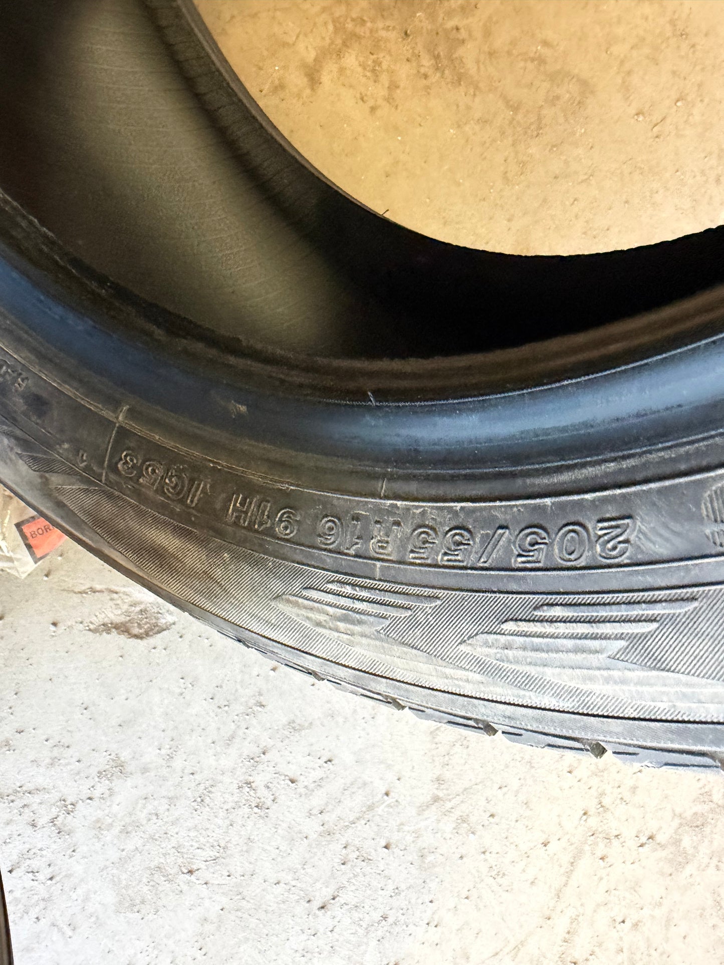 4 pneus d hiver 205/55r16 Yokohama a l etat neuf