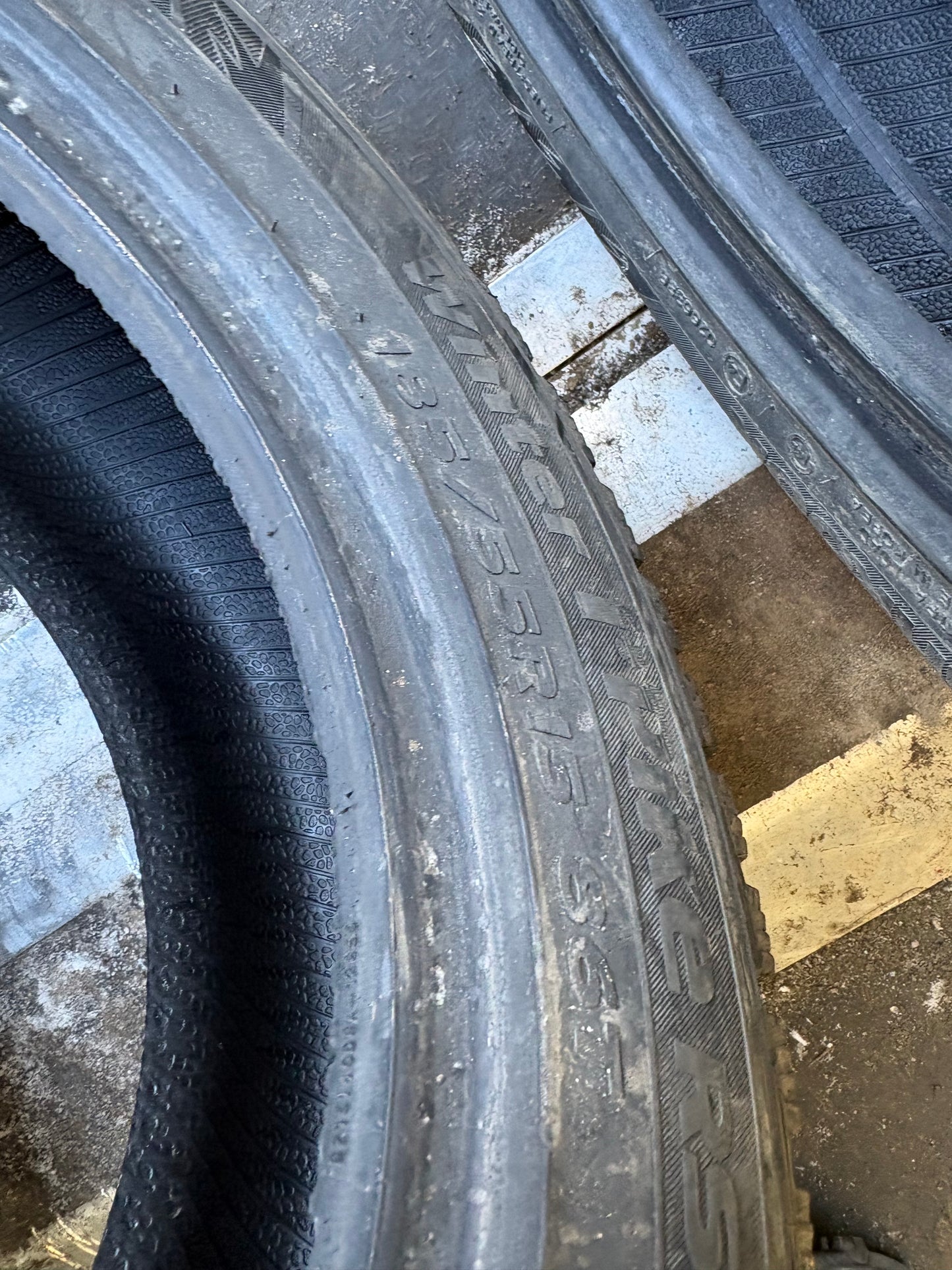 2 pneus d hiver 185/55r15 hankook en très bon état