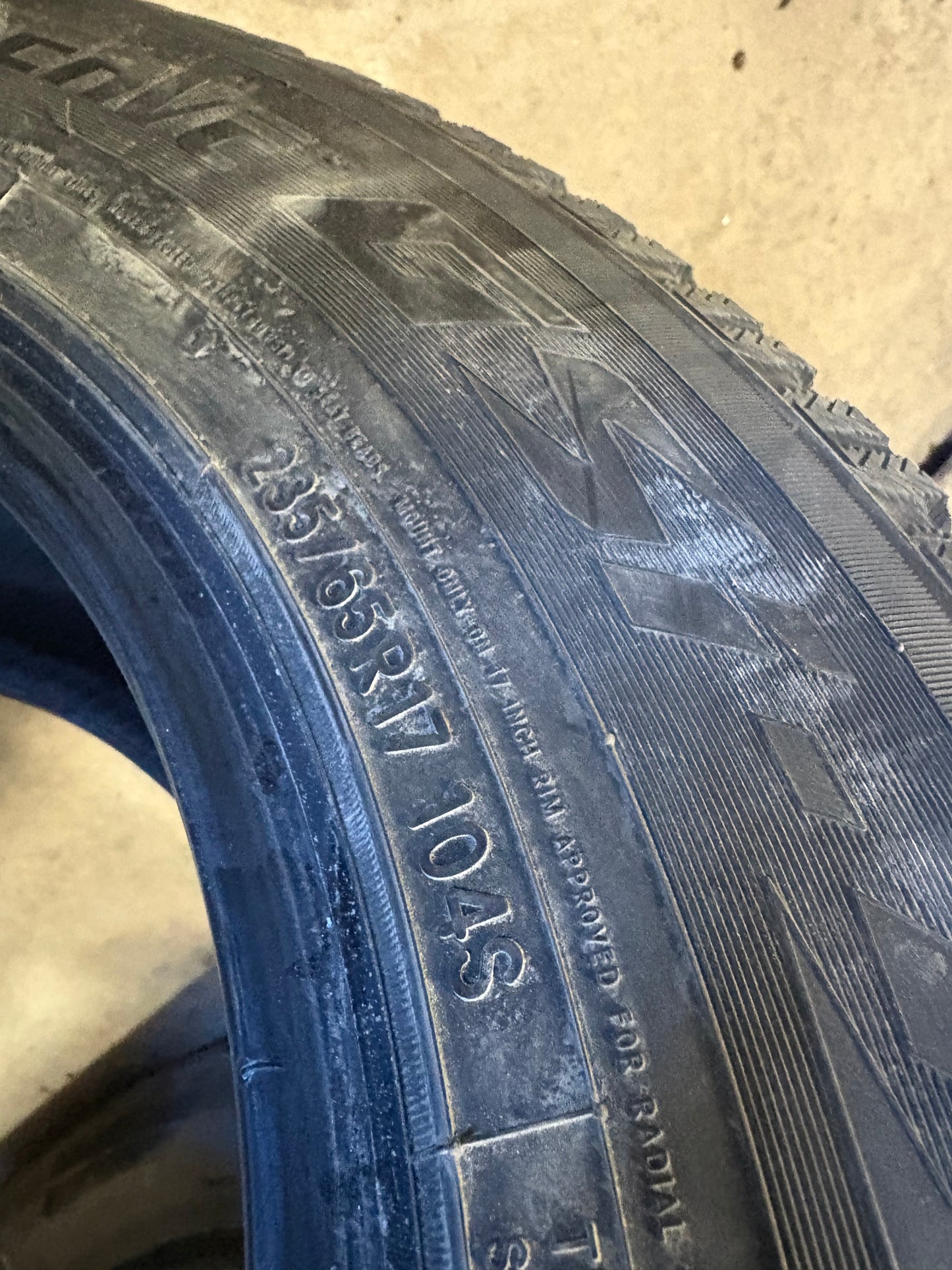 4 pneus d hiver 235/65r17 toyo en bon état