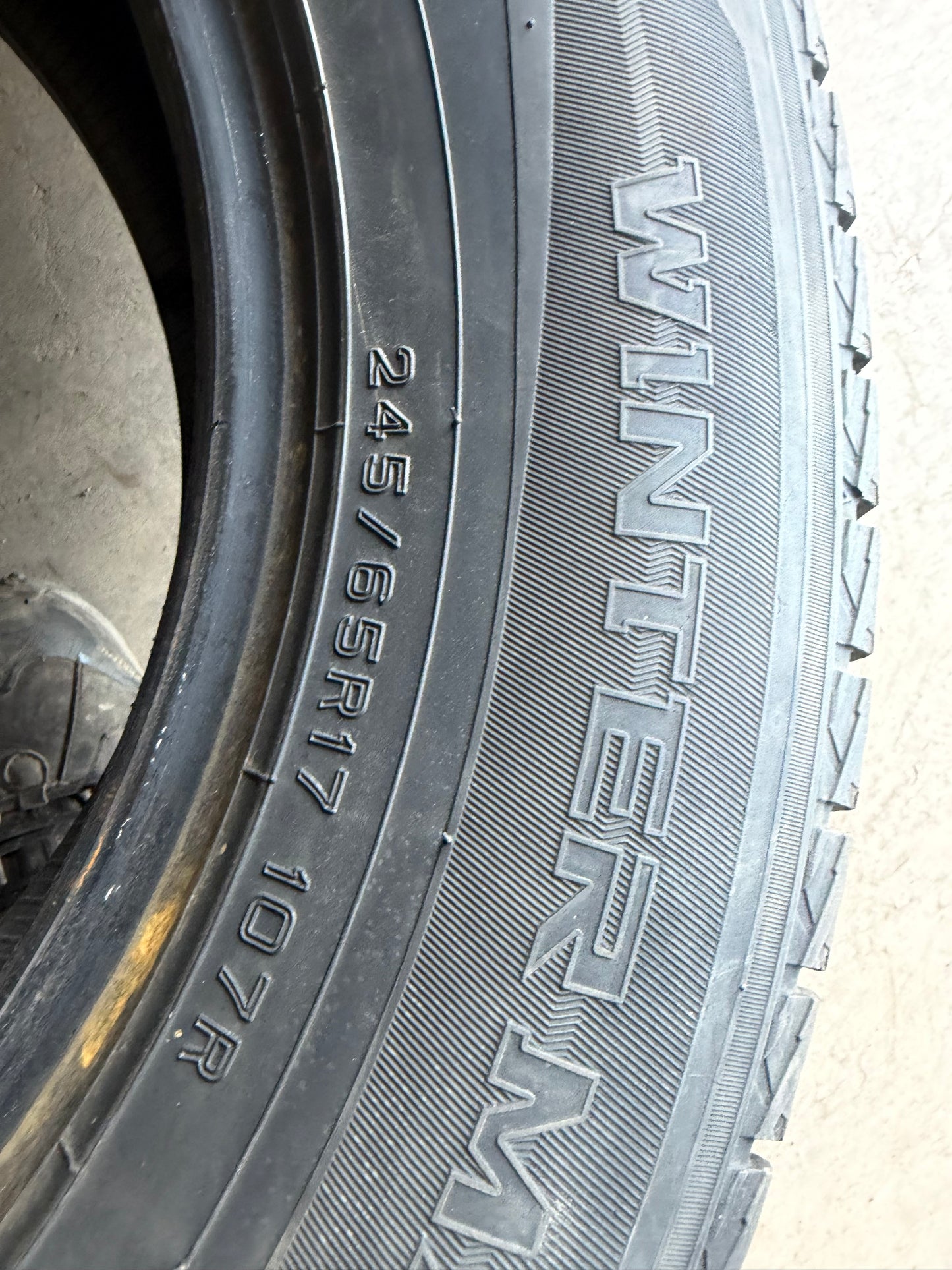 4 pneus d hiver 245/65r17 dunlop en bon état