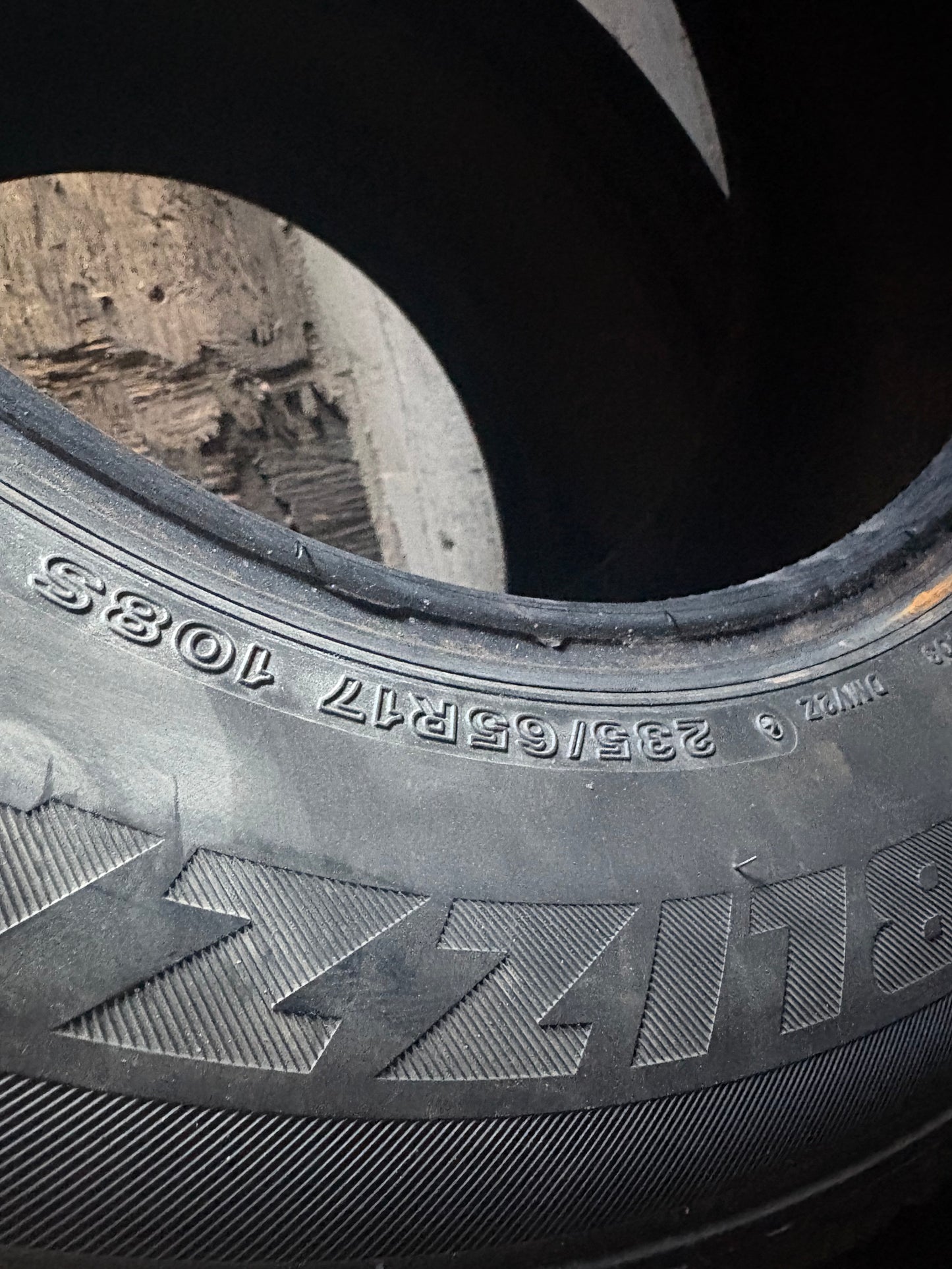 1 pneus d hiver 235/65r17 Bridgestone