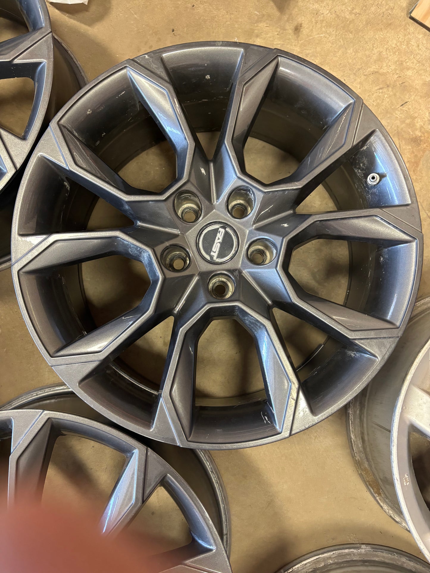 4 mags fast 18 pouces 5x114.3 a l etat neuf ( ideal pour Nissan)