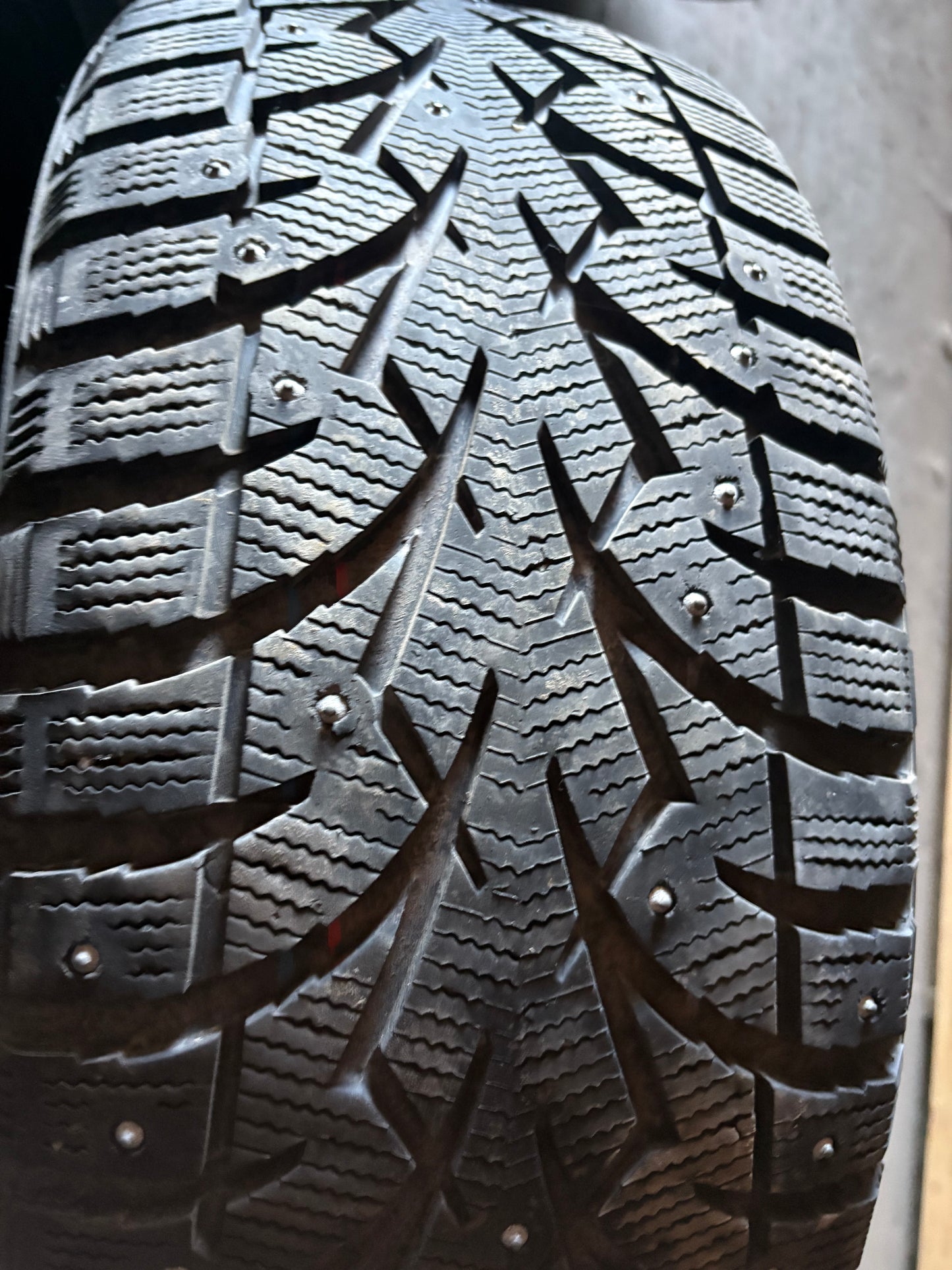 2 pneus d hiver 215/55r17 toyo a clou en bon etat