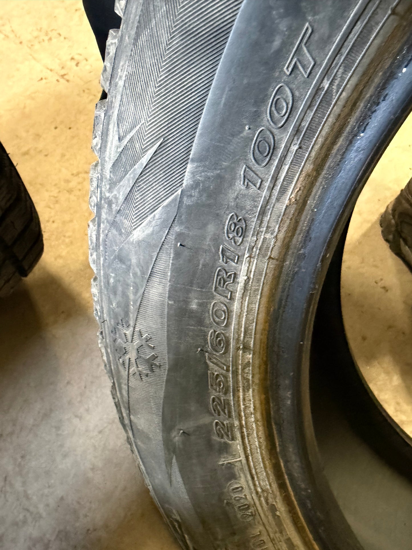 4 pneus d hiver 225/60r18 ironman en tres bon etat