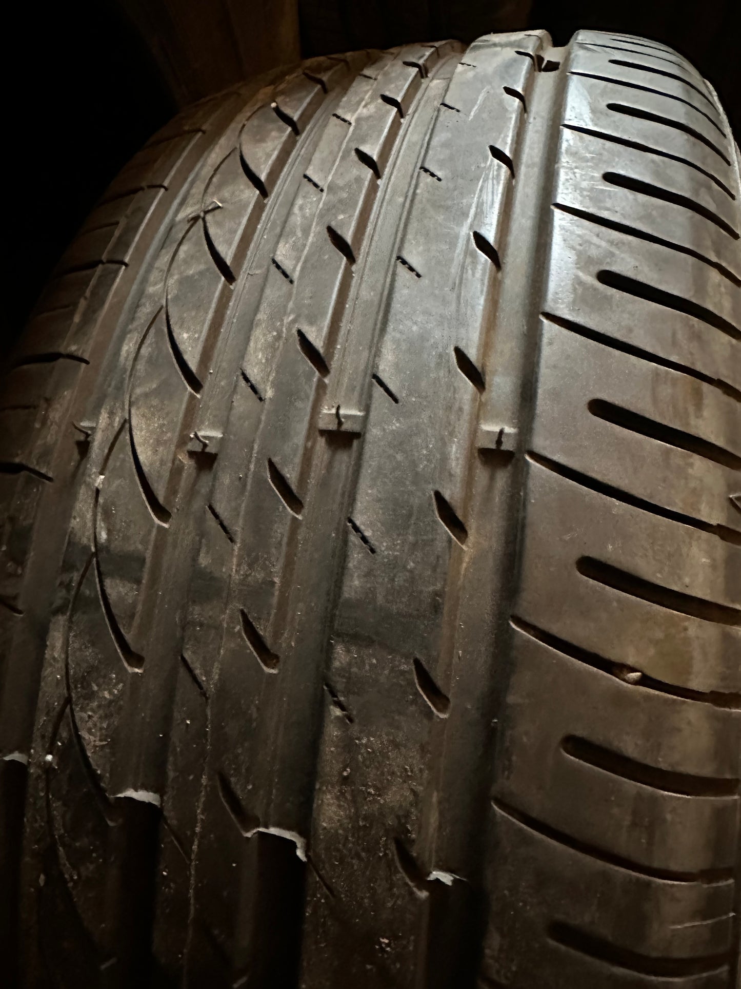 1 pneu d’été 235/45zr19 zêta en très bon état