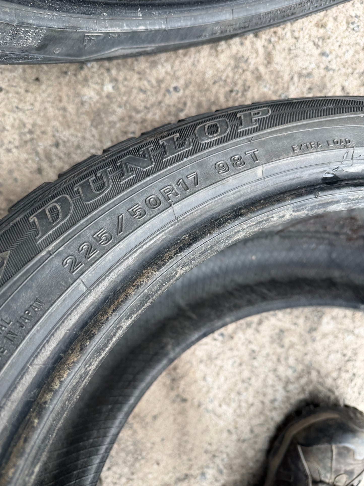 2 pneus d hiver 225/50r17 dunlop en bon état
