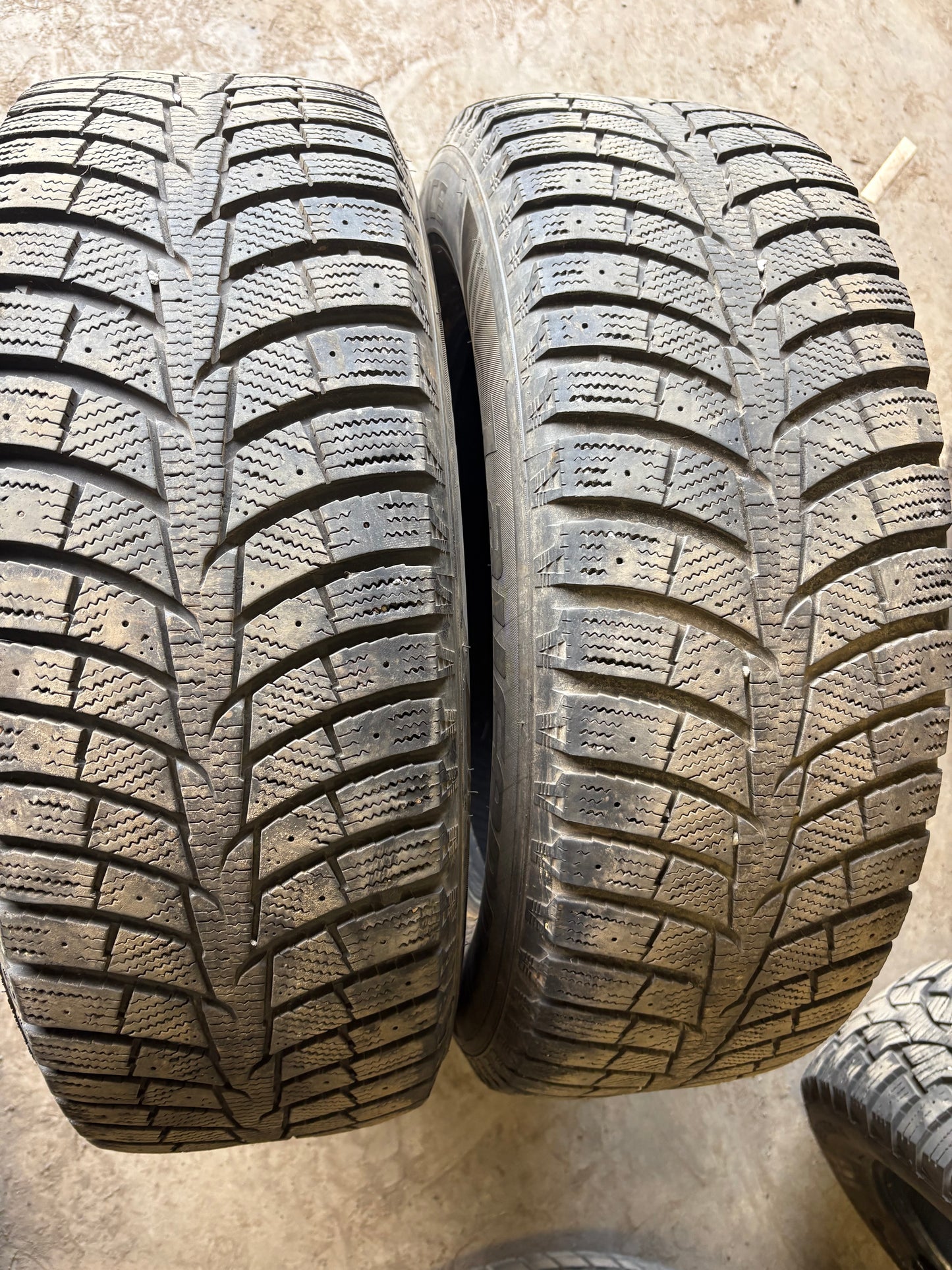 2 pneus d hiver 235/65r17 laufenn en bon état