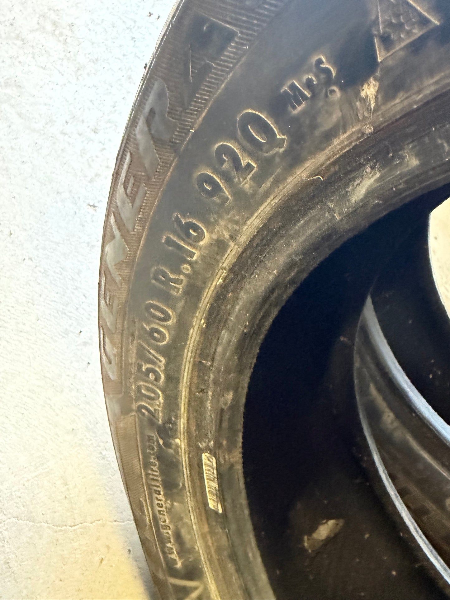 2 pneus d hiver 205/60r16 general en très bon état