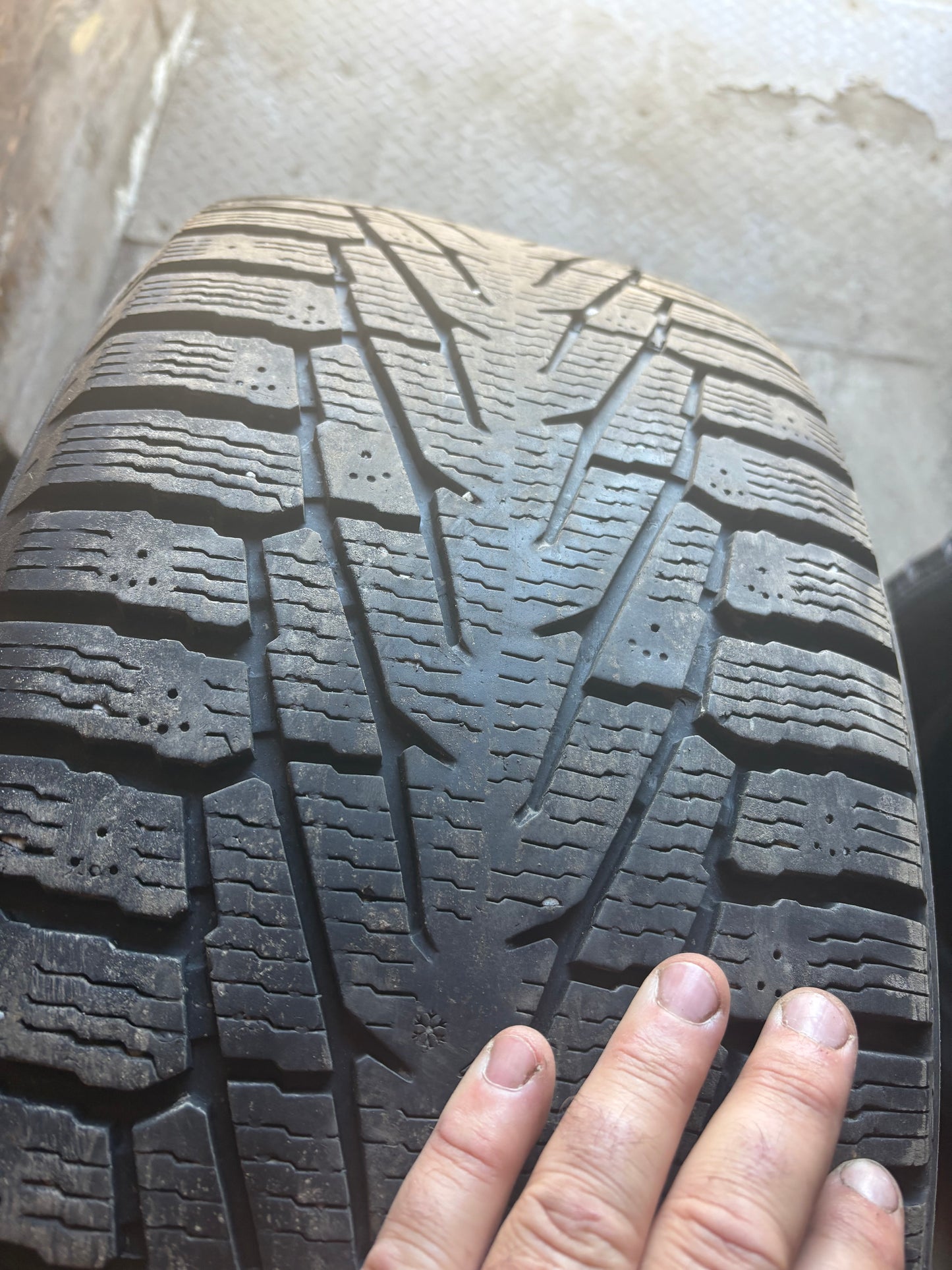 1 pneu d hiver 275/60r20 nokian en bon état