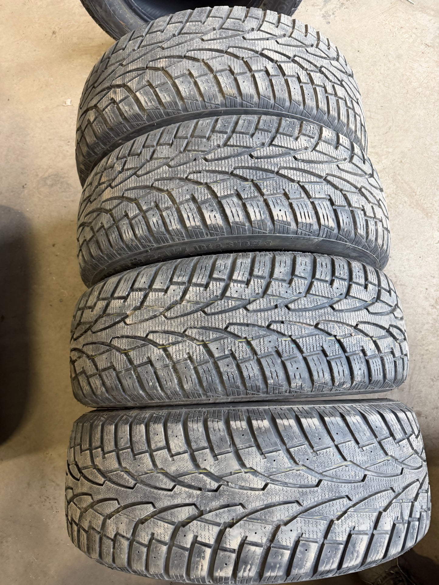 4 pneus d hiver 225/60r17 uniroyal en bon etat