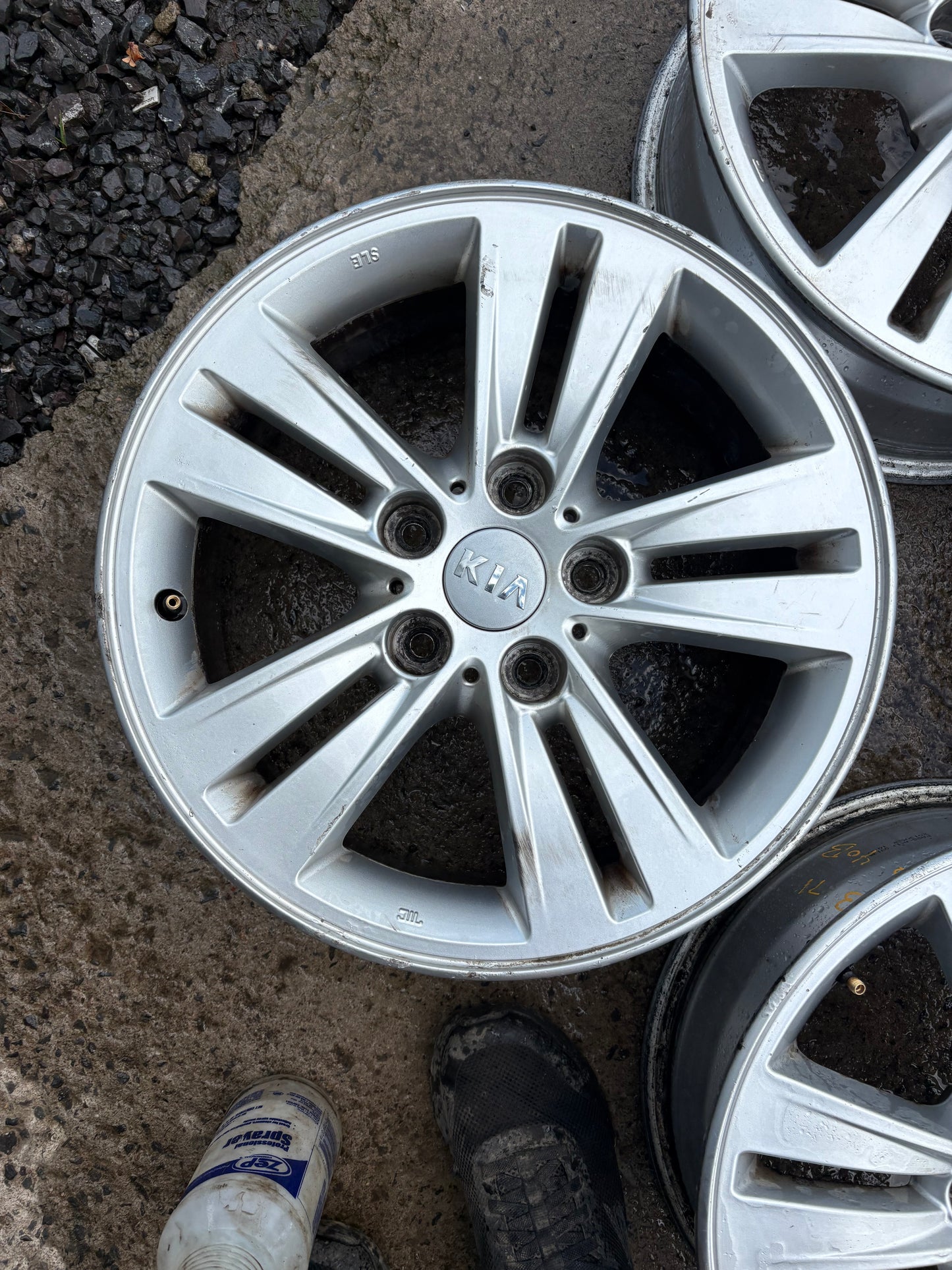 4 mags kia 16 pouces 5x114.3 en bon etat