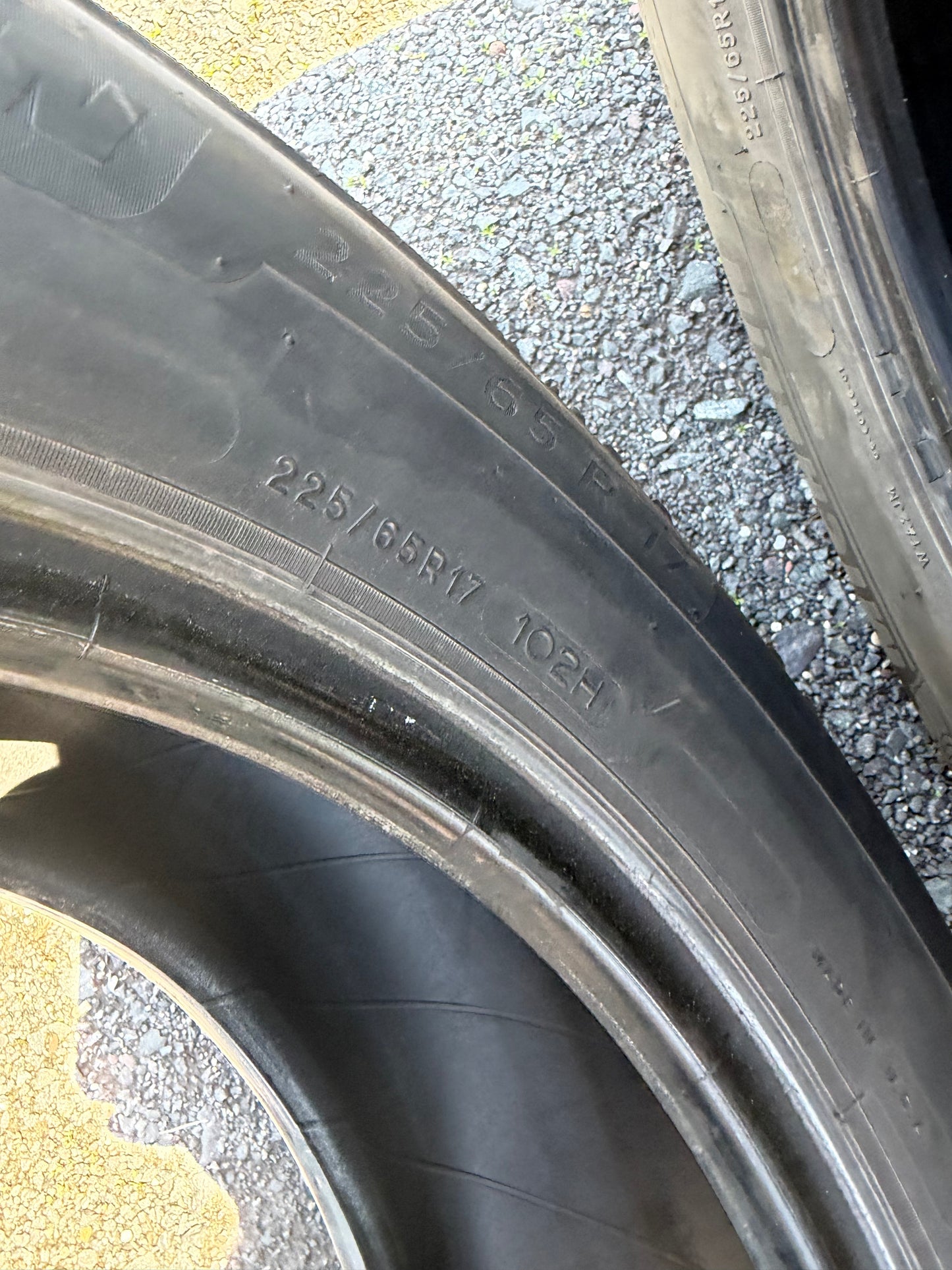 4 pneus d ete 225/65r17 Michelin en bon état