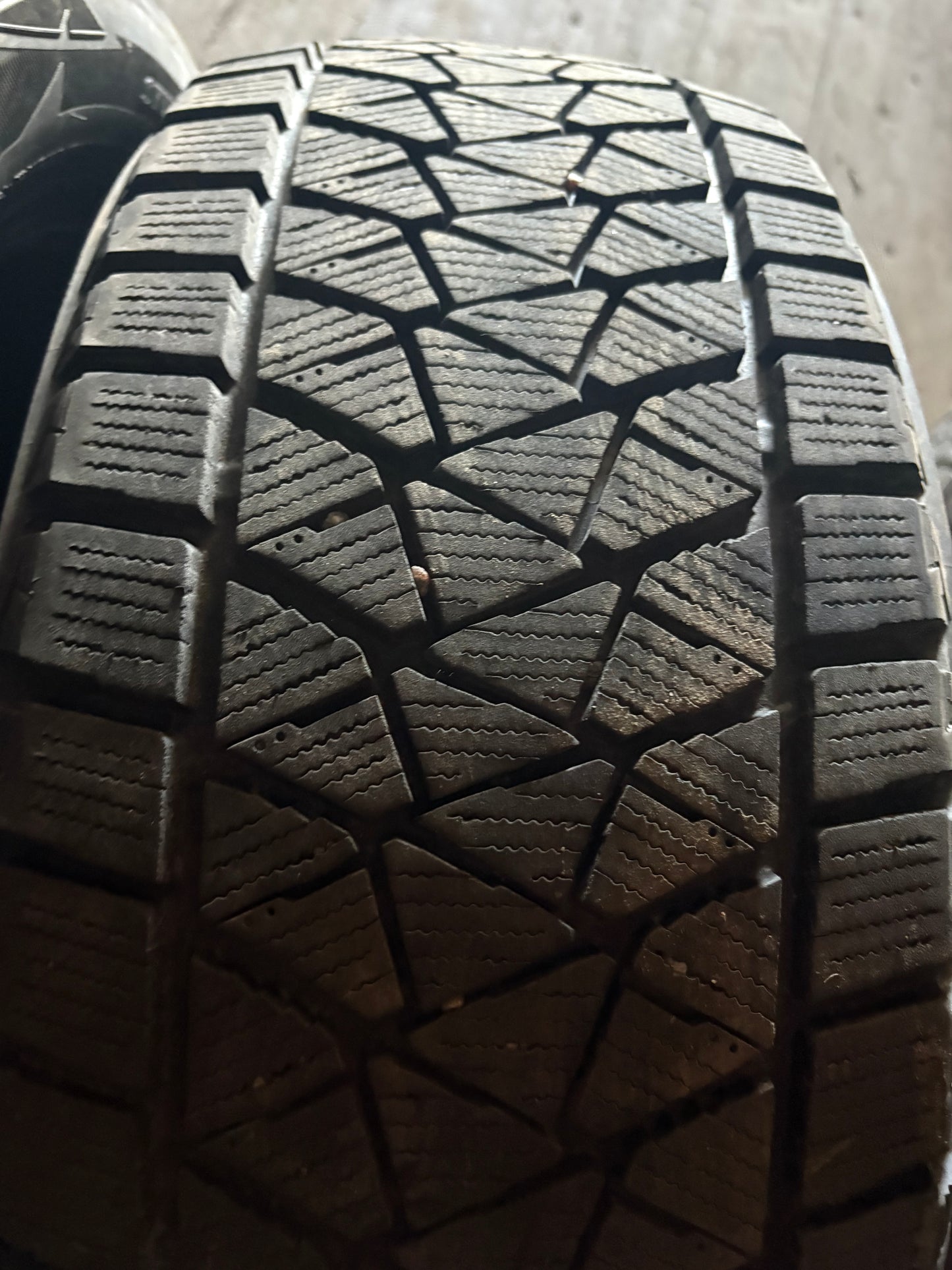 2 pneus d hiver 225/55r18 Bridgestone a l etat neuf