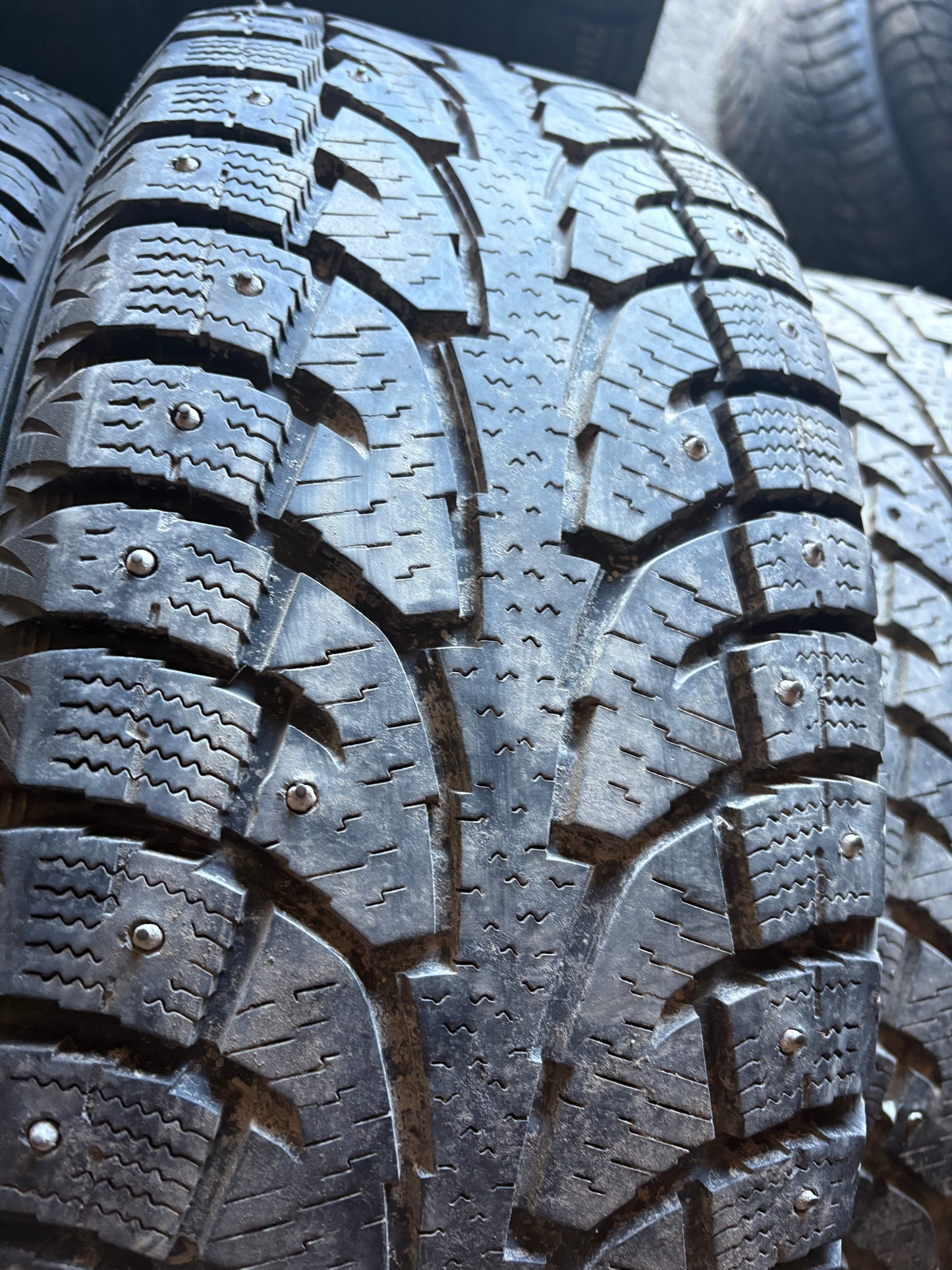 2 pneus d hiver 235/60r18 hankook a clou en tres bon état