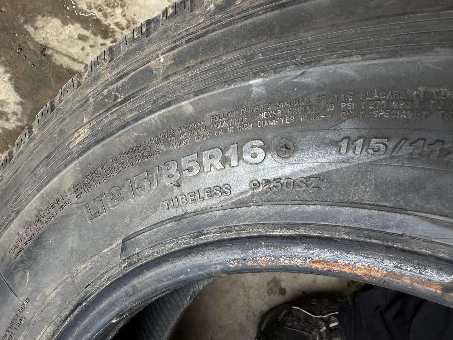 2 pneus d ete lt 215/85r16 Bridgestone 10 plies en tres bon état