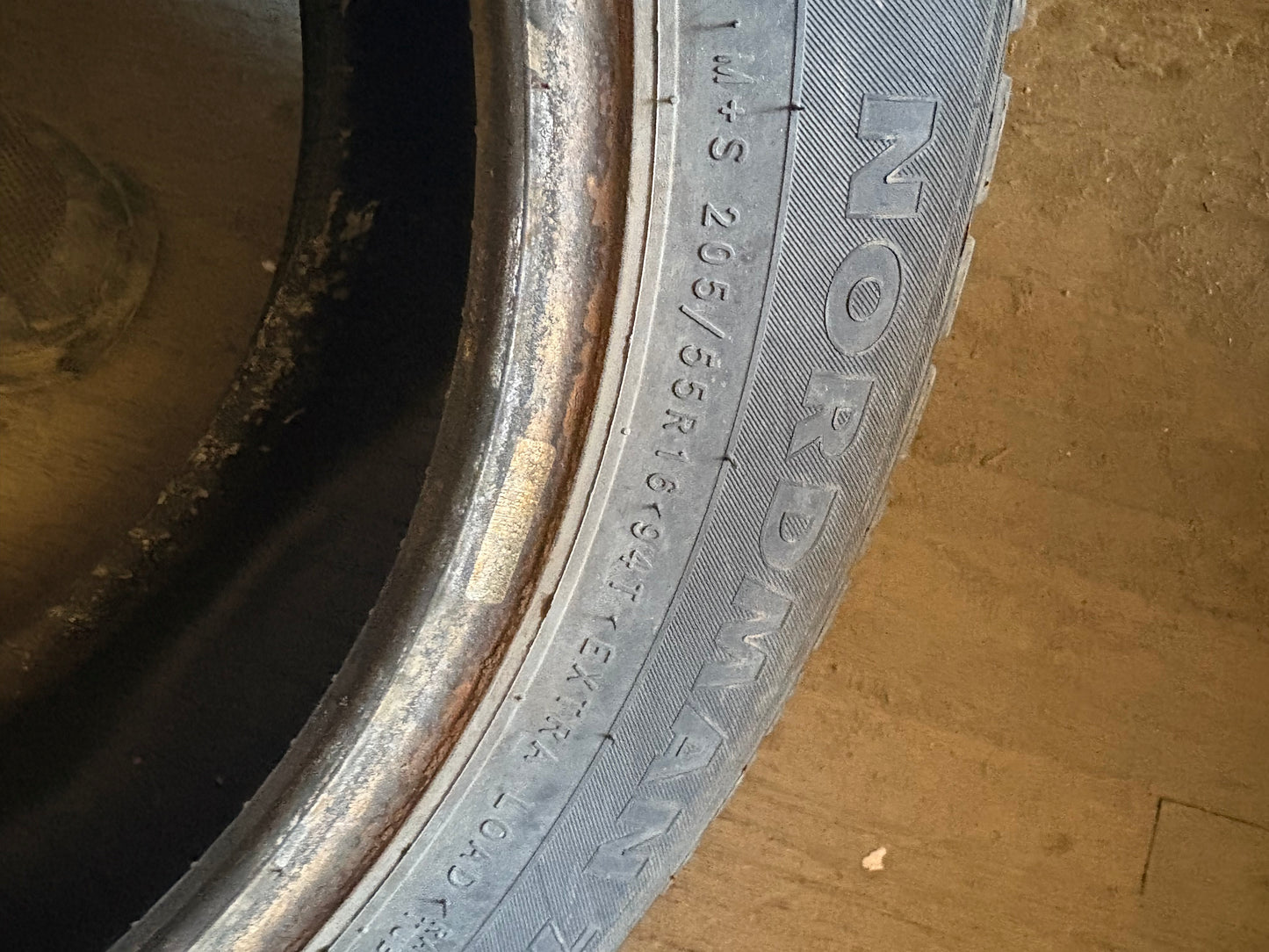 1 pneu d hiver 205/55r16 nokian en bon etat