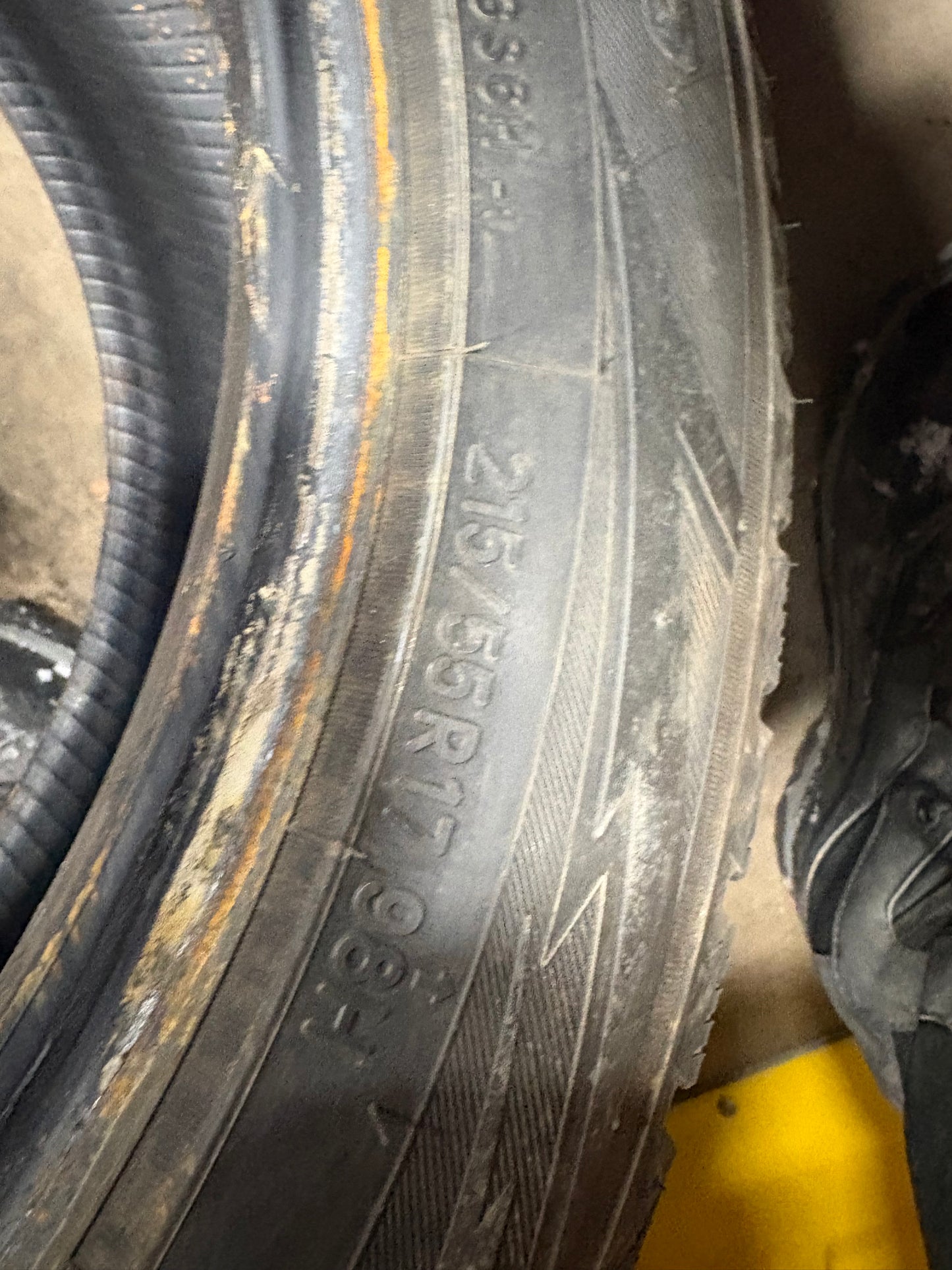 4 pneus d hiver 215/55r17 toyo en tres bon état