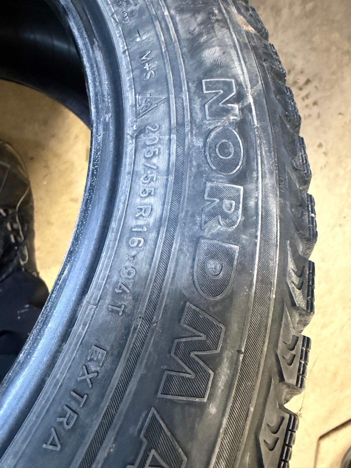4 pneus d hiver 205/55r16 nokian en bon etat