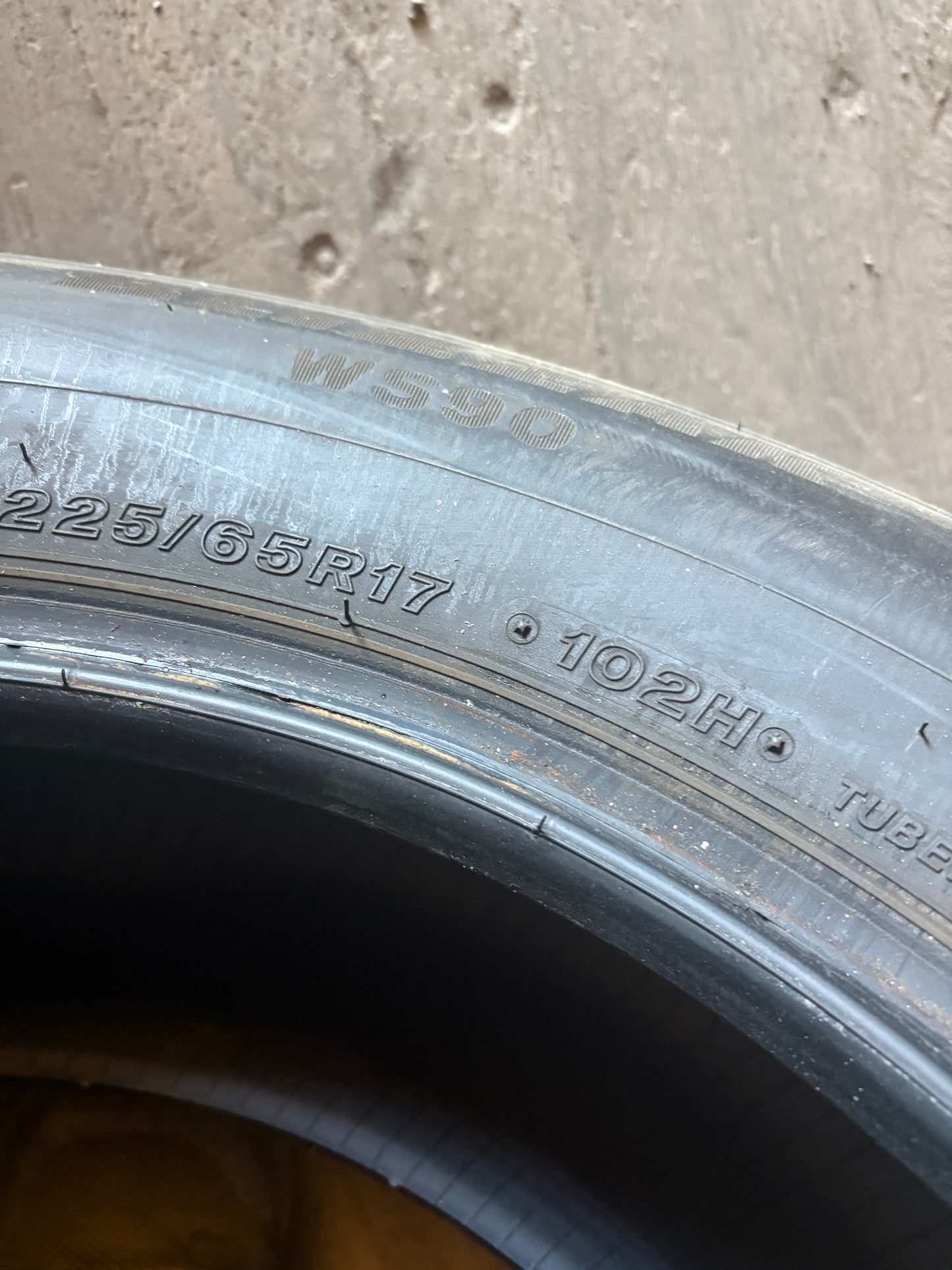 1 pneu d hiver 225/65r17 Bridgestone en bon état