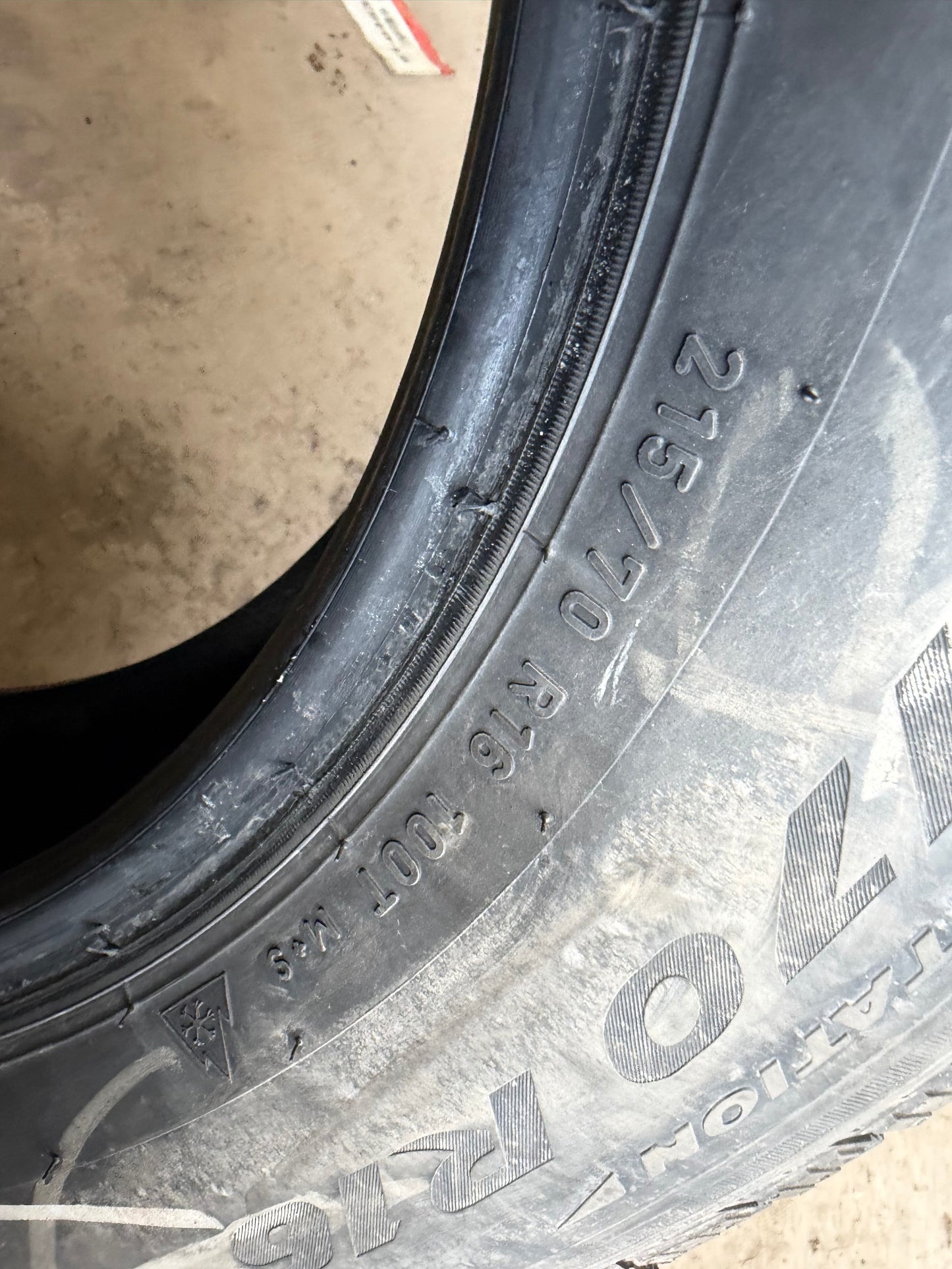 4 pneus d hiver 215/70r16 pirelli en tres bon état