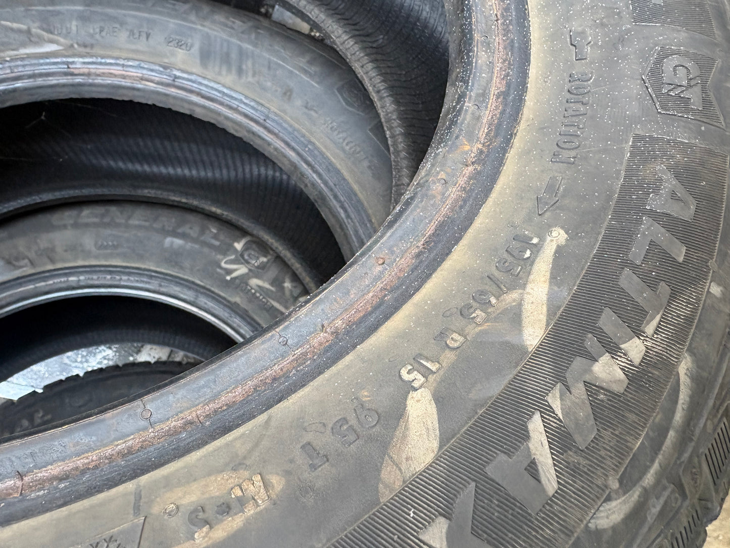 4 pneus d hiver 195/65r15 general en tres bon état