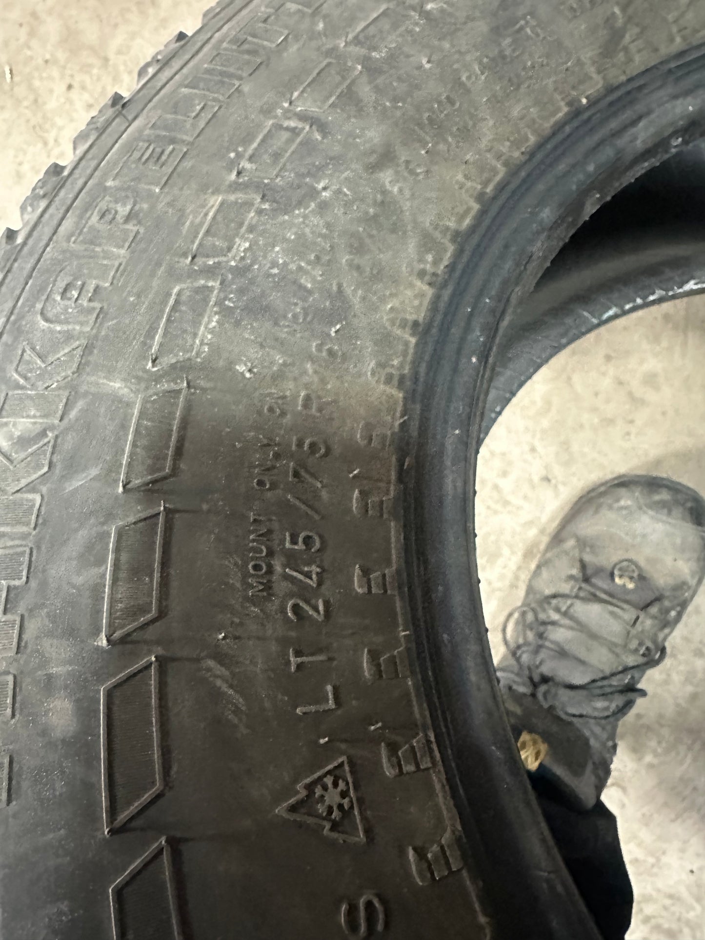 4 pneus d hiver lt 245/75r16 nokian 10 plies